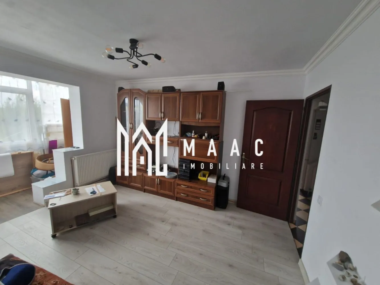 Apartament 3 Camere I Etaj Intermediar I Renovat I Cisnadie - MAAC Imobiliare vă propune spre vânzare un apartament cu 3 camere decomandat situat în orașul Cisnădie, într-o zonă liniștită, potrivită pentru familii.

Locuința este amplasată într-un imobil izolat termic pe exterior, ceea ce contribuie la un confort termic sporit și la costuri reduse de întreținere.

Apartamentul beneficiază de o compartimentare practică, specifică locuințelor decomandate, oferind spații bine delimitate pentru locuire.

Zona în care este situată proprietatea oferă acces facil către numeroase facilități urbane precum magazine, creșe, grădinițe și școli, ceea ce o face potrivită pentru familiile cu copii sau pentru cei care își doresc o locuință într-un mediu liniștit, dar bine conectat.

Pentru mai multe detalii, vă rugăm să menționați telefonic că ați văzut anunțul cu CP2770261.