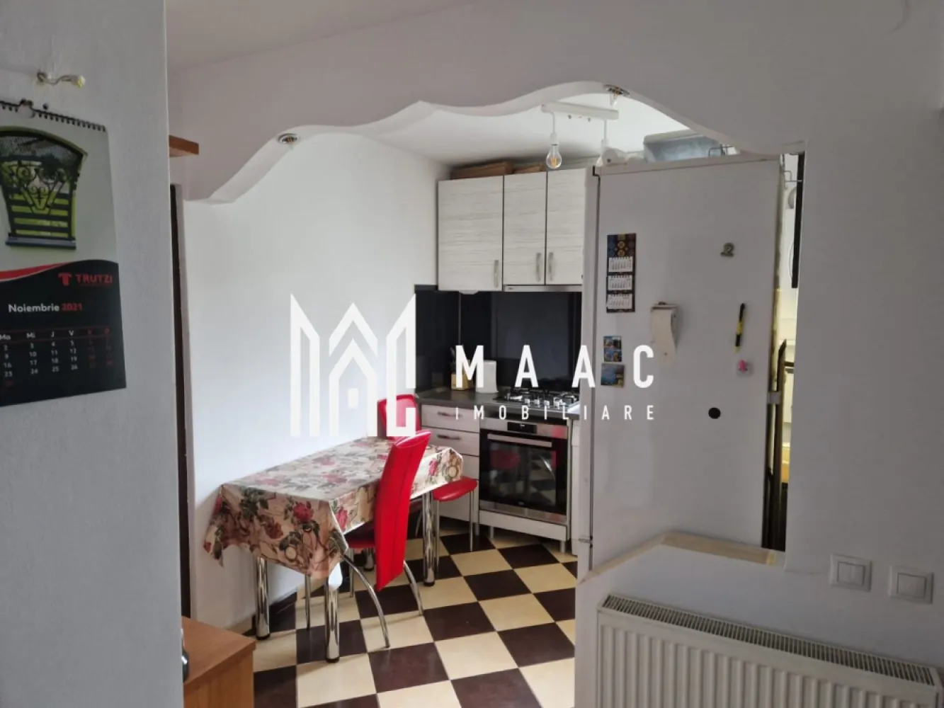 Apartament 3 Camere I Etaj Intermediar I Renovat I Cisnadie - MAAC Imobiliare vă propune spre vânzare un apartament cu 3 camere decomandat situat în orașul Cisnădie, într-o zonă liniștită, potrivită pentru familii.

Locuința este amplasată într-un imobil izolat termic pe exterior, ceea ce contribuie la un confort termic sporit și la costuri reduse de întreținere.

Apartamentul beneficiază de o compartimentare practică, specifică locuințelor decomandate, oferind spații bine delimitate pentru locuire.

Zona în care este situată proprietatea oferă acces facil către numeroase facilități urbane precum magazine, creșe, grădinițe și școli, ceea ce o face potrivită pentru familiile cu copii sau pentru cei care își doresc o locuință într-un mediu liniștit, dar bine conectat.

Pentru mai multe detalii, vă rugăm să menționați telefonic că ați văzut anunțul cu CP2770261.