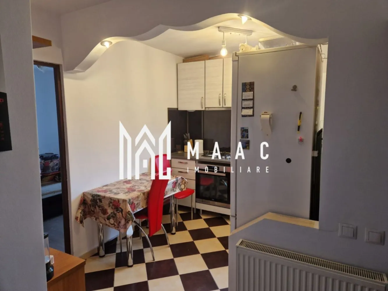 Apartament 3 Camere I Etaj Intermediar I Renovat I Cisnadie - MAAC Imobiliare vă propune spre vânzare un apartament cu 3 camere decomandat situat în orașul Cisnădie, într-o zonă liniștită, potrivită pentru familii.

Locuința este amplasată într-un imobil izolat termic pe exterior, ceea ce contribuie la un confort termic sporit și la costuri reduse de întreținere.

Apartamentul beneficiază de o compartimentare practică, specifică locuințelor decomandate, oferind spații bine delimitate pentru locuire.

Zona în care este situată proprietatea oferă acces facil către numeroase facilități urbane precum magazine, creșe, grădinițe și școli, ceea ce o face potrivită pentru familiile cu copii sau pentru cei care își doresc o locuință într-un mediu liniștit, dar bine conectat.

Pentru mai multe detalii, vă rugăm să menționați telefonic că ați văzut anunțul cu CP2770261.