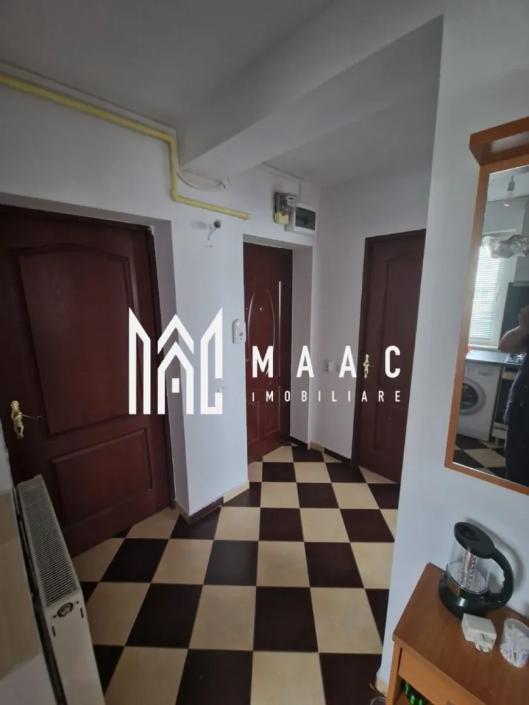 Apartament 3 Camere I Etaj Intermediar I Renovat I Cisnadie - MAAC Imobiliare vă propune spre vânzare un apartament cu 3 camere decomandat situat în orașul Cisnădie, într-o zonă liniștită, potrivită pentru familii.

Locuința este amplasată într-un imobil izolat termic pe exterior, ceea ce contribuie la un confort termic sporit și la costuri reduse de întreținere.

Apartamentul beneficiază de o compartimentare practică, specifică locuințelor decomandate, oferind spații bine delimitate pentru locuire.

Zona în care este situată proprietatea oferă acces facil către numeroase facilități urbane precum magazine, creșe, grădinițe și școli, ceea ce o face potrivită pentru familiile cu copii sau pentru cei care își doresc o locuință într-un mediu liniștit, dar bine conectat.

Pentru mai multe detalii, vă rugăm să menționați telefonic că ați văzut anunțul cu CP2770261.