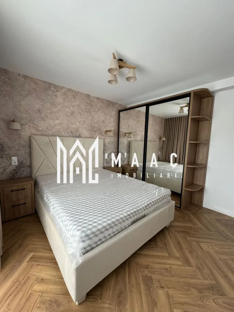 Apartament 2 camere | Etaj 1 | Decomandat | Arhitectilor - MAAC Imobiliare vă propune spre vânzare un apartament deosebit cu 2 camere, situat în cartierul Arhitecților, într-un imobil tip vilă (P+2) cu doar 9 apartamente – o alegere ideală pentru cei care își doresc un cămin liniștit, rafinat și cu o calitate superioară a vieții. Caracteristici generale: Suprafață totală: 57 mp (50 mp utili + balcon generos de 7 mp) Etaj: 1 din 2 Compartimentare: complet decomandat Orientare sudică – lumină naturală pe tot parcursul zilei Loc de parcare privat inclus – situat chiar în fața imobilului Finisaje & Dotări Premium: Renovare completă realizată cu ajutorul unui designer de interior Investiție de peste 27.000 EUR în materiale și finisaje de calitate superioară Electrocasnice de top, eficiente energetic, integrate armonios în spațiu Mobilier realizat integral la comandă, gândit pentru a optimiza fiecare metru pătrat Ambianță modernă, cu atenție la detalii și confort sporit Avantaje adiționale: Bloc tip vilă cu regim redus de înălțime – doar 2 etaje și 9 apartamente Zonă aerisită și liniștită, ideală pentru rezidență permanentă Apartament liber de sarcini, disponibil imediat Acceptăm plată cash sau prin credit ipotecar Preț negociabil în funcție de modalitatea de plată Această proprietate reprezintă o combinație rară între design, confort și locație. Perfectă pentru o familie tânără, un cuplu sau ca investiție într-o zonă în continuă dezvoltare. Contactați echipa MAAC Imobiliare pentru mai multe detalii sau pentru a programa o vizionare! ID: CP2768715.