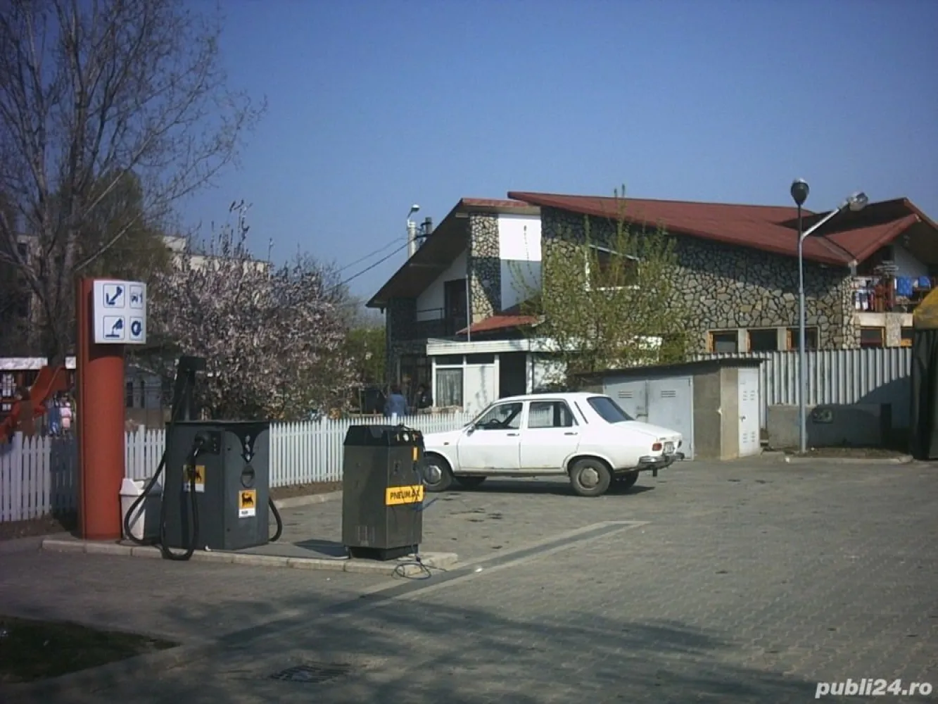 Vand Restaurant Parc Militari - Restaurantul are: trei sali de servire, total 200 mp, sala de evenimente 200 mp wc-uri separate, vestiare cu dusuri separat barbati, femei, bucatarie cu patru spatii separate de folosinta totul la standarde de exceptie. Deasupra apartament cu trei camere, baie, bucatarie, sala de sport cu terasa.