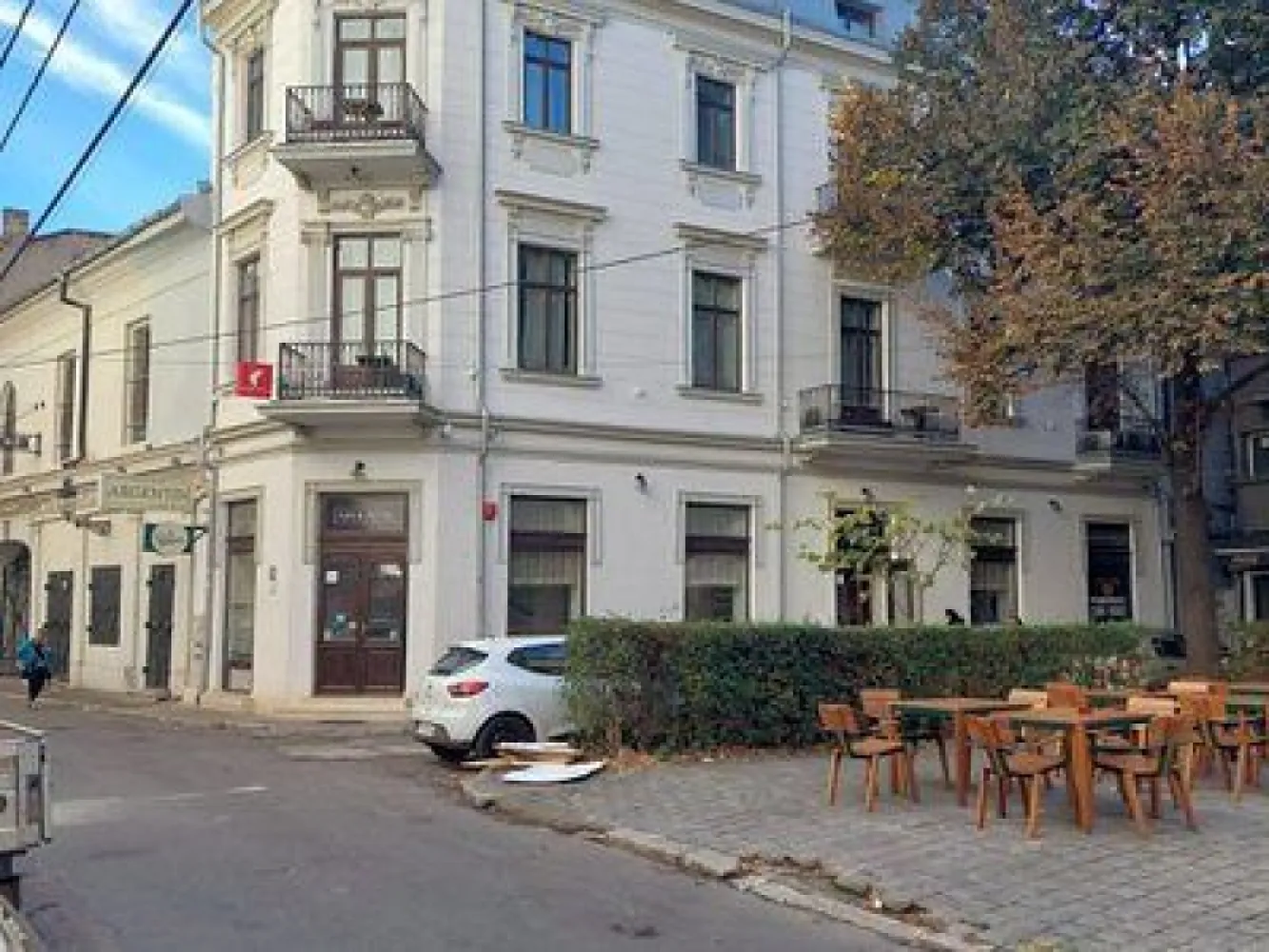 Spaţiu comercial centrul istoric - consolidat - Spatiul comercial monument istoric, consolidat in 2018, cu autorizatie de construire, receptie a lucrarii, intabulare, autorizatie de securitate la incendiu, este situat in Centrul Istoric, strada Blanari nr. 9 .
Spaţiul este împărţit pe 3 nivele, subsol, parter si etajul 1 si dispune de finisaje de calitate, încălzire in pardoseala, geamuri termopan din lemn, lift monte-charge intre cele 3 nivele, 2 centrale proprii, 5 AC - uri , birou separat.
Spatiul la ora actuala functioneaza ca restaurant (Restaurantul Argentin), si se preteaza si pentru alte activitati, spre exemplu, spatiu de birouri, sucursala de banca, magazin de haine sau alte produse, sala de jocuri, clinica stomatologica, notariat, etc
Suprafaţa construită: 320mp. 
Suprafaţa utila: 214 mp. 
Grupuri sanitare: 4
Comision 0
