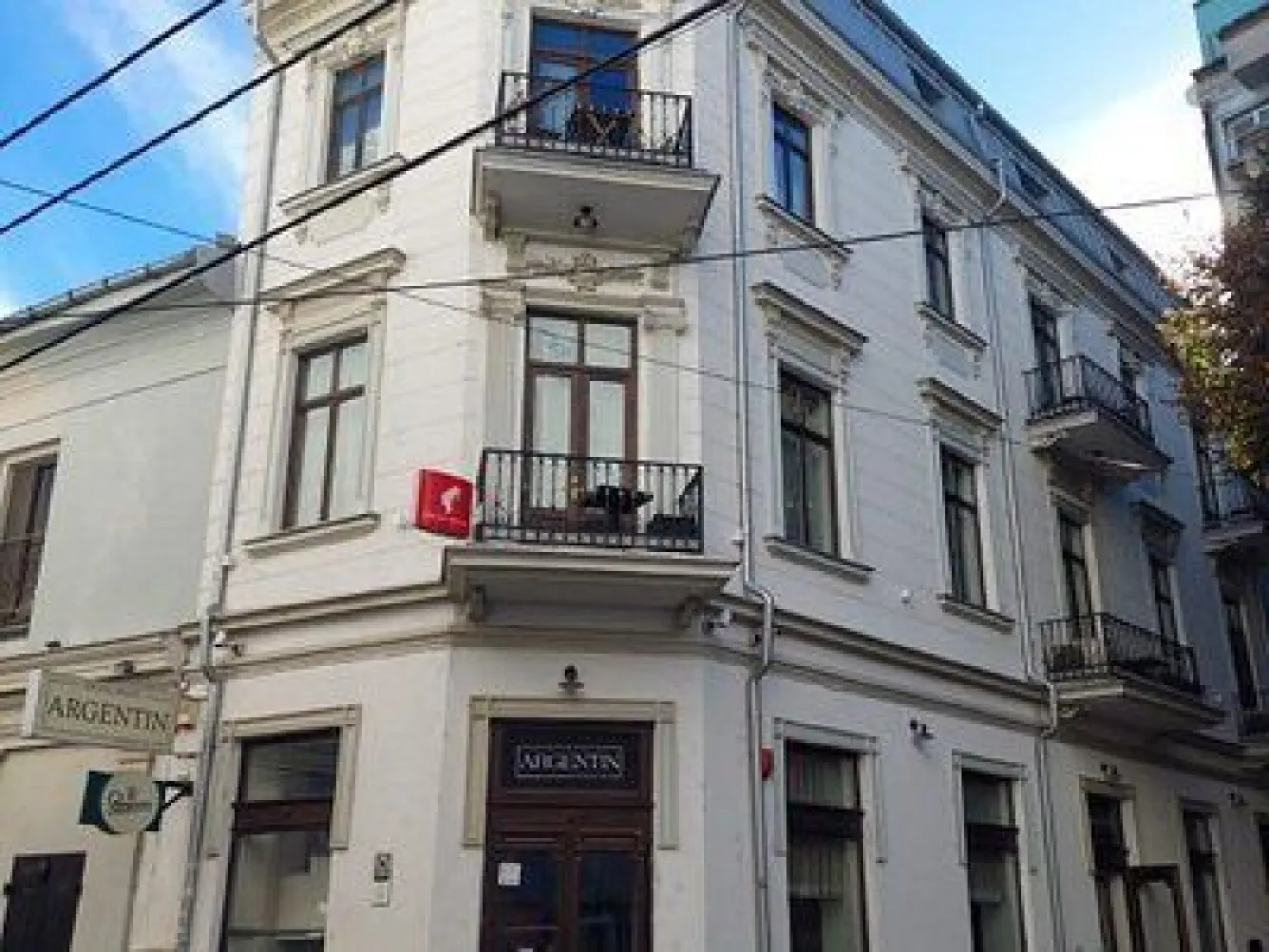 Spaţiu comercial centrul istoric - consolidat - Spatiul comercial monument istoric, consolidat in 2018, cu autorizatie de construire, receptie a lucrarii, intabulare, autorizatie de securitate la incendiu, este situat in Centrul Istoric, strada Blanari nr. 9 .
Spaţiul este împărţit pe 3 nivele, subsol, parter si etajul 1 si dispune de finisaje de calitate, încălzire in pardoseala, geamuri termopan din lemn, lift monte-charge intre cele 3 nivele, 2 centrale proprii, 5 AC - uri , birou separat.
Spatiul la ora actuala functioneaza ca restaurant (Restaurantul Argentin), si se preteaza si pentru alte activitati, spre exemplu, spatiu de birouri, sucursala de banca, magazin de haine sau alte produse, sala de jocuri, clinica stomatologica, notariat, etc
Suprafaţa construită: 320mp. 
Suprafaţa utila: 214 mp. 
Grupuri sanitare: 4
Comision 0
