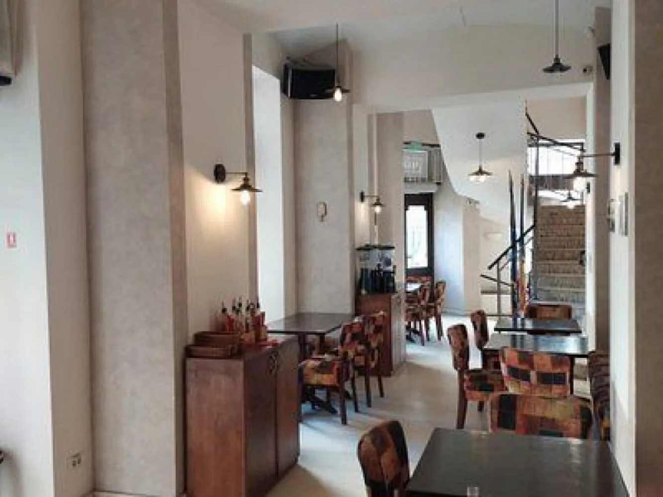Spaţiu comercial centrul istoric - consolidat - Spatiul comercial monument istoric, consolidat in 2018, cu autorizatie de construire, receptie a lucrarii, intabulare, autorizatie de securitate la incendiu, este situat in Centrul Istoric, strada Blanari nr. 9 .
Spaţiul este împărţit pe 3 nivele, subsol, parter si etajul 1 si dispune de finisaje de calitate, încălzire in pardoseala, geamuri termopan din lemn, lift monte-charge intre cele 3 nivele, 2 centrale proprii, 5 AC - uri , birou separat.
Spatiul la ora actuala functioneaza ca restaurant (Restaurantul Argentin), si se preteaza si pentru alte activitati, spre exemplu, spatiu de birouri, sucursala de banca, magazin de haine sau alte produse, sala de jocuri, clinica stomatologica, notariat, etc
Suprafaţa construită: 320mp. 
Suprafaţa utila: 214 mp. 
Grupuri sanitare: 4
Comision 0