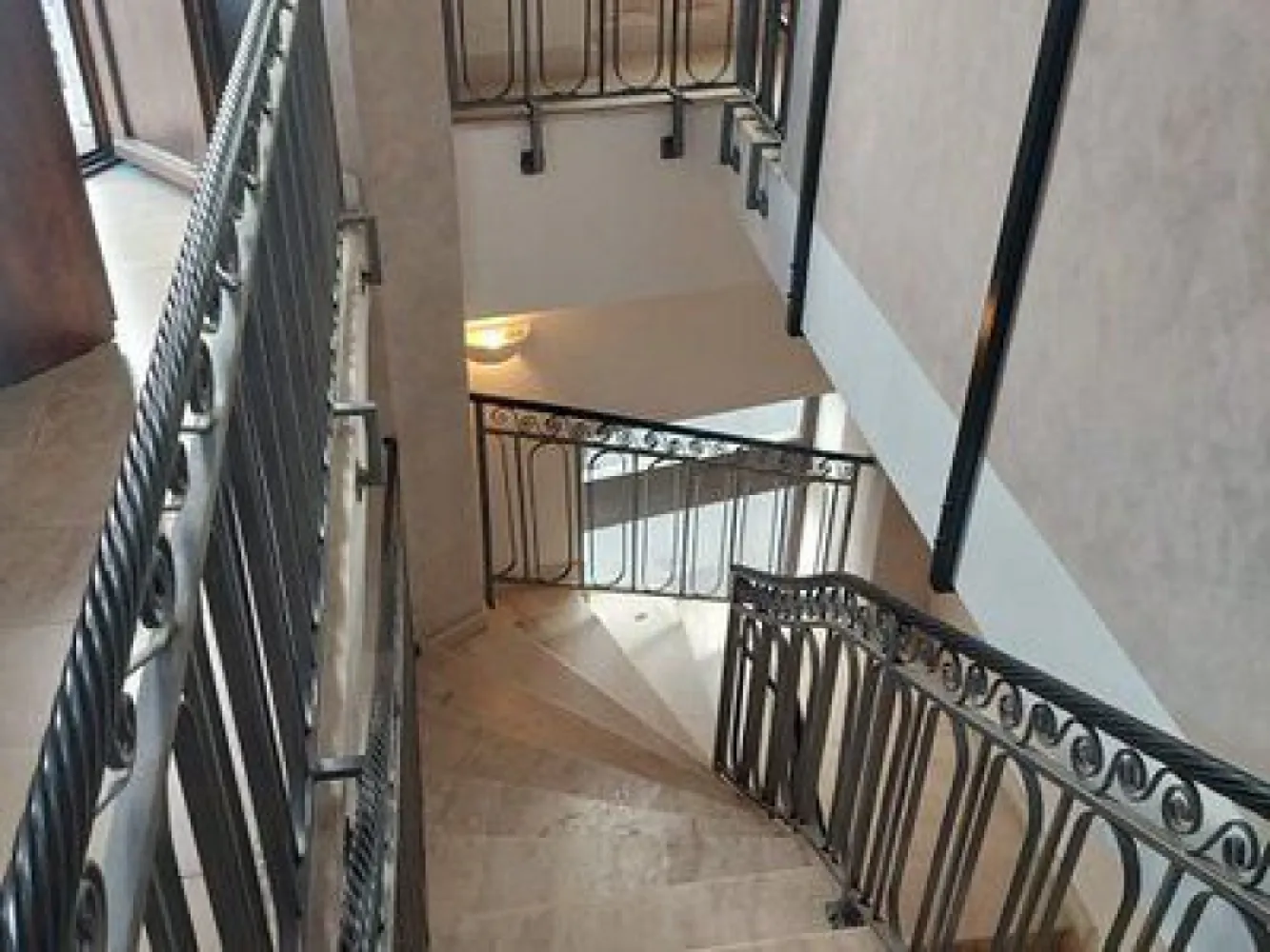 Spaţiu comercial centrul istoric - consolidat - Spatiul comercial monument istoric, consolidat in 2018, cu autorizatie de construire, receptie a lucrarii, intabulare, autorizatie de securitate la incendiu, este situat in Centrul Istoric, strada Blanari nr. 9 .
Spaţiul este împărţit pe 3 nivele, subsol, parter si etajul 1 si dispune de finisaje de calitate, încălzire in pardoseala, geamuri termopan din lemn, lift monte-charge intre cele 3 nivele, 2 centrale proprii, 5 AC - uri , birou separat.
Spatiul la ora actuala functioneaza ca restaurant (Restaurantul Argentin), si se preteaza si pentru alte activitati, spre exemplu, spatiu de birouri, sucursala de banca, magazin de haine sau alte produse, sala de jocuri, clinica stomatologica, notariat, etc
Suprafaţa construită: 320mp. 
Suprafaţa utila: 214 mp. 
Grupuri sanitare: 4
Comision 0