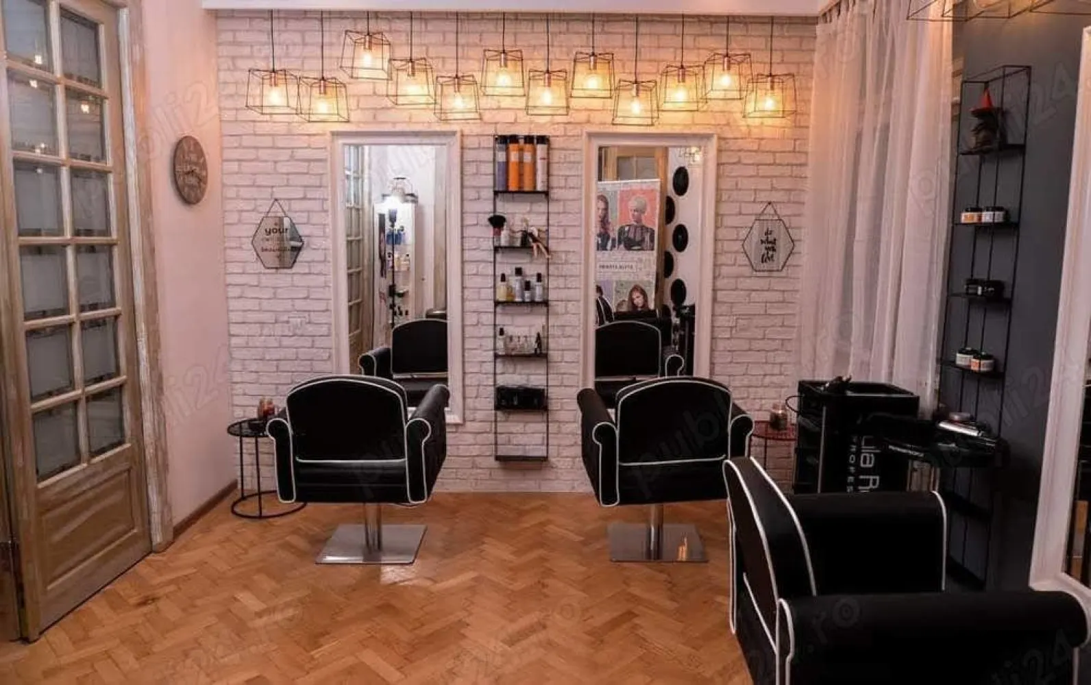 Vand afacere - salon infrumusetare - Vand afacere ( sau caut asociat ) la cheie, in zona Calea Victoriei: salon de coafura, manichiura pedichiura, camera pentru cosmetica masaj, zona receptie, doua bai, bucatarie si balcon. Salonul se afla intr-un apartament foarte bine compartimentat, amenajat cu ajutorul unui designer, cu o chirie avantajoasa pentru zona Victoriei. Salonul are posturi inchiriate, se mai pot inchiria posturi pentru cosmetica si manichiura. Este un bussines foarte drag mie la care renunt cu greu pentru ca nu ma mai pot ocupa zilnic de el din motive personale. Sper sa gasim o persoana din domeniu, dedicata si pasionata cu care sa putem colabora pe termen lung.
Pentru mai multe detalii cu drag ne auzim la telefon.
