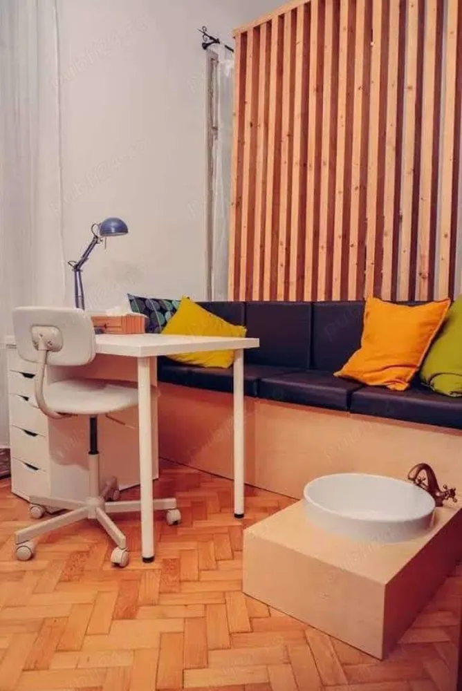 Vand afacere - salon infrumusetare - Vand afacere ( sau caut asociat ) la cheie, in zona Calea Victoriei: salon de coafura, manichiura pedichiura, camera pentru cosmetica masaj, zona receptie, doua bai, bucatarie si balcon. Salonul se afla intr-un apartament foarte bine compartimentat, amenajat cu ajutorul unui designer, cu o chirie avantajoasa pentru zona Victoriei. Salonul are posturi inchiriate, se mai pot inchiria posturi pentru cosmetica si manichiura. Este un bussines foarte drag mie la care renunt cu greu pentru ca nu ma mai pot ocupa zilnic de el din motive personale. Sper sa gasim o persoana din domeniu, dedicata si pasionata cu care sa putem colabora pe termen lung.
Pentru mai multe detalii cu drag ne auzim la telefon.