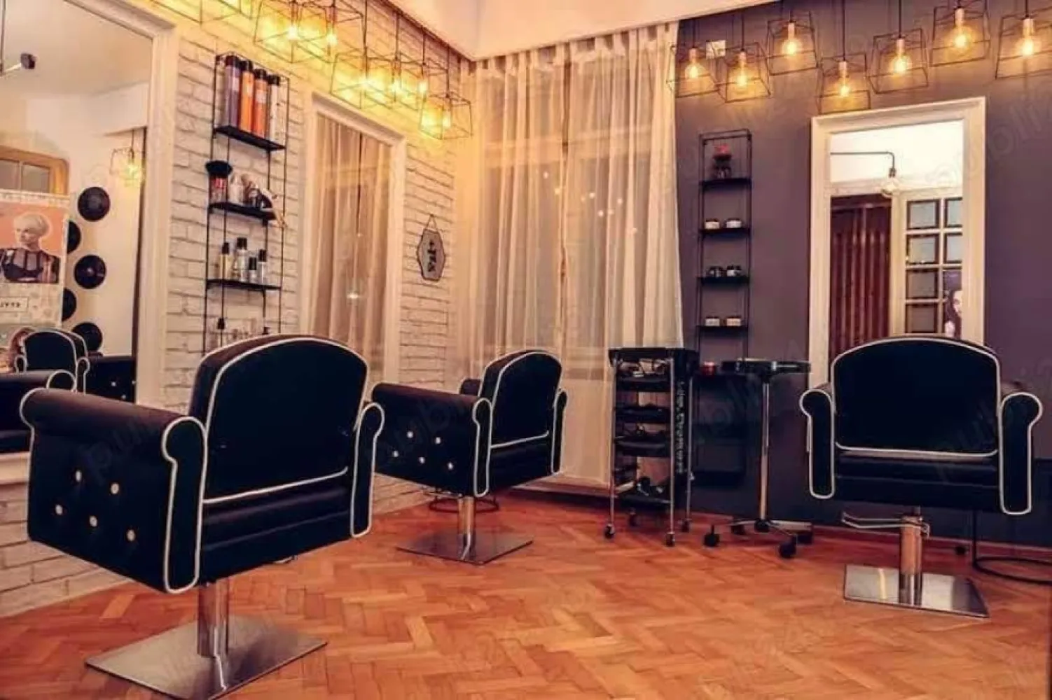 Vand afacere - salon infrumusetare - Vand afacere ( sau caut asociat ) la cheie, in zona Calea Victoriei: salon de coafura, manichiura pedichiura, camera pentru cosmetica masaj, zona receptie, doua bai, bucatarie si balcon. Salonul se afla intr-un apartament foarte bine compartimentat, amenajat cu ajutorul unui designer, cu o chirie avantajoasa pentru zona Victoriei. Salonul are posturi inchiriate, se mai pot inchiria posturi pentru cosmetica si manichiura. Este un bussines foarte drag mie la care renunt cu greu pentru ca nu ma mai pot ocupa zilnic de el din motive personale. Sper sa gasim o persoana din domeniu, dedicata si pasionata cu care sa putem colabora pe termen lung.
Pentru mai multe detalii cu drag ne auzim la telefon.