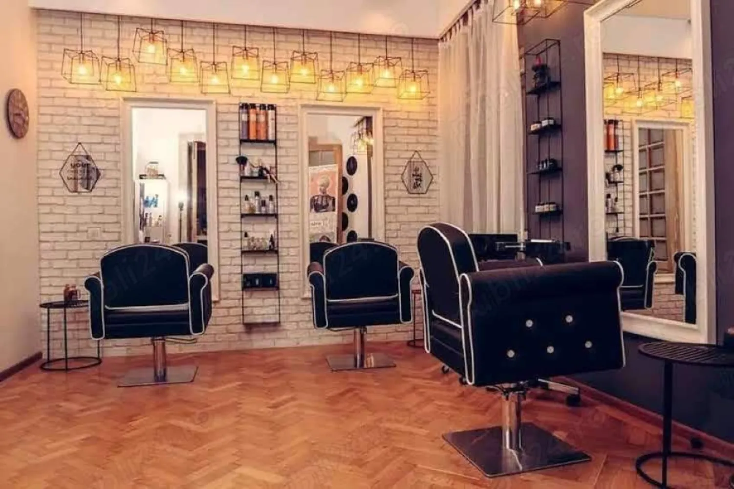 Vand afacere - salon infrumusetare - Vand afacere ( sau caut asociat ) la cheie, in zona Calea Victoriei: salon de coafura, manichiura pedichiura, camera pentru cosmetica masaj, zona receptie, doua bai, bucatarie si balcon. Salonul se afla intr-un apartament foarte bine compartimentat, amenajat cu ajutorul unui designer, cu o chirie avantajoasa pentru zona Victoriei. Salonul are posturi inchiriate, se mai pot inchiria posturi pentru cosmetica si manichiura. Este un bussines foarte drag mie la care renunt cu greu pentru ca nu ma mai pot ocupa zilnic de el din motive personale. Sper sa gasim o persoana din domeniu, dedicata si pasionata cu care sa putem colabora pe termen lung.
Pentru mai multe detalii cu drag ne auzim la telefon.