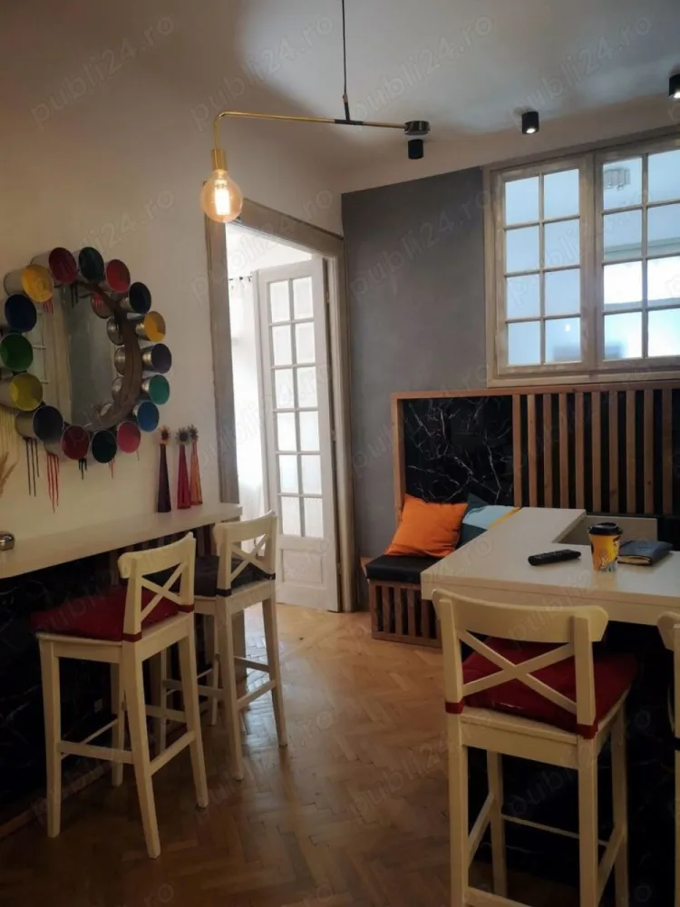Vand afacere - salon infrumusetare - Vand afacere ( sau caut asociat ) la cheie, in zona Calea Victoriei: salon de coafura, manichiura pedichiura, camera pentru cosmetica masaj, zona receptie, doua bai, bucatarie si balcon. Salonul se afla intr-un apartament foarte bine compartimentat, amenajat cu ajutorul unui designer, cu o chirie avantajoasa pentru zona Victoriei. Salonul are posturi inchiriate, se mai pot inchiria posturi pentru cosmetica si manichiura. Este un bussines foarte drag mie la care renunt cu greu pentru ca nu ma mai pot ocupa zilnic de el din motive personale. Sper sa gasim o persoana din domeniu, dedicata si pasionata cu care sa putem colabora pe termen lung.
Pentru mai multe detalii cu drag ne auzim la telefon.