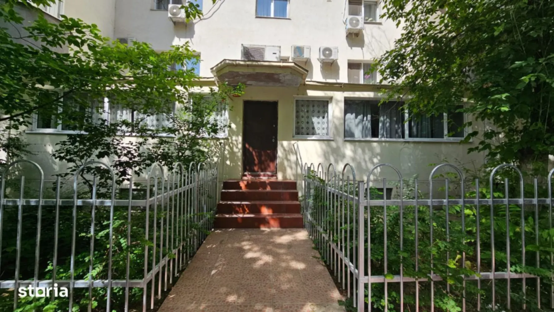 Vanzare spatiu birouri 137mp, parter, intrare stradala, Anastasie Panu - Apartament 4 camere la parter, extins si transformat in spatiu birouri/servicii, cu intrare stradala dedicata. Spatiul este situat pe Str. Anastasie Panu, in zona linistita, la cateva minute de mers pe jos de statia de metrou Timpuri Noi. Suprafata utila de 137 mp, incalzire cu centrala proprie si calorifere, sistem alarma, aer conditionat, usa metalica, balcon inchis, termopane, gresie, faianta, etc. Spatiul este compus din sala de sedinte, 3 camere birouri, zona secretariat, hol generos la intrare, 2 bai, zona depozitare, balcon inchis. Detalii suplimentare la telefon sau la fata locului.