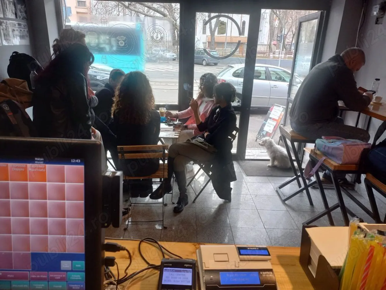 Afacere la cheie de vanzare - Va prezentam o afacere la cheie, de tip Cafenea Inghetata Slush amplasata in Bucuresti zona centrala cu vad comercial ridicat ( ProTV ) - Zonă foarte bună , zonă de birouri, clinici,rezidențială si Liceul Mihai Viteazul si Scoala de Engleza, cu trafic zilnic! 
Nu necesită nici o investiție, funcționează zi de zi, în mod regulat cu clientelă formată pe toata durata zilei 
Suprafata aprox 30 Mp
Spatiul stradal este amenajat 
Se preda cu :
5 mese lemn masiv, 11 scaune, 3 canapele, 1 fotoliu, bar si post-bar, suporturi iluminare, 2 frigidere, 2 congelatoare, mixer storcator fructe, Tableta POS net, casa de marcat,POS BT, Aer Conditionat, combina muzicala, 
Toate ustensilele : cesti, cani, thermometer, cantar, latiere, shaker, knock-bix, lingerie etc. 

Restul aparaturii se poate discuta la fata locului : Vitrina, masina de cafea, rasnita de cafea, masina de gheata. 

Se poate ceda cu tot cu firma. Toate autorizatiile facute. 

Pentru detalii si informații suplimentare, pentru a stabili o întâlnire, sunați la numărul din anunț.
Vă mulțumesc!

Pret: 17.000 EUR usor negociabil
Tel: