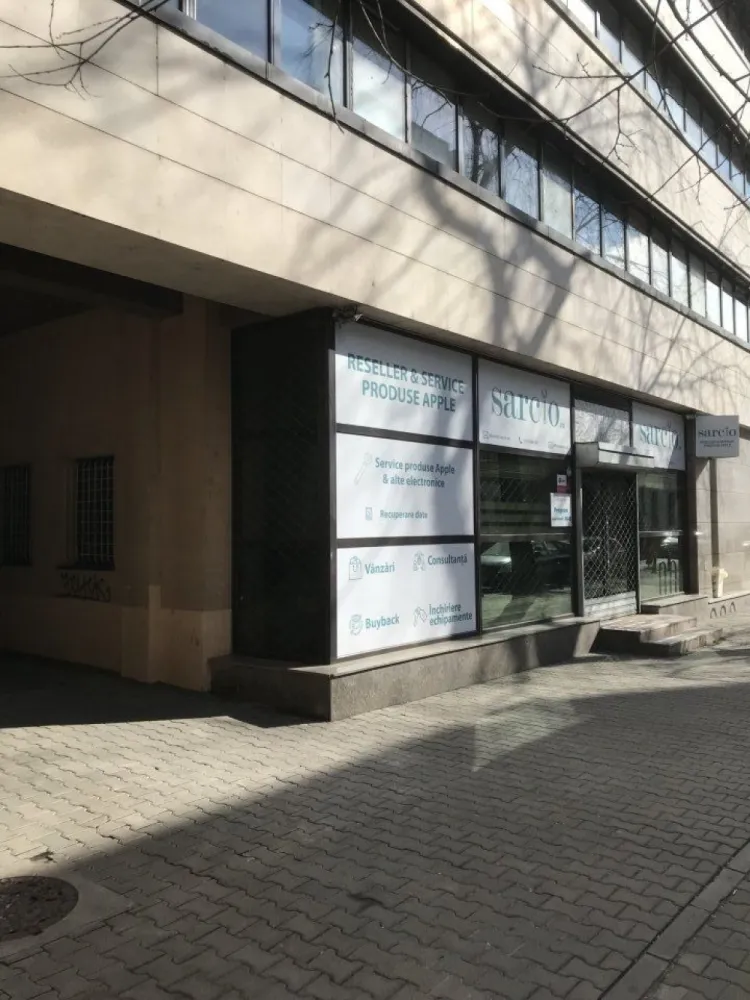 Proprietar vand spatiu comercial - Spatiu comercial str. Mihai Eminescu cu vitrina de 10 ml, suprafata utilla 105 mp. acces dublu, climatizare, gaze naturale, energie electrica trifazata, open space conform plan cadastral, imobil construit si receptionat in 2009. Asa cum se poate constata etajele 1-4 sunt prin constructie spatii de birouri. Tranzactia nu este purtatoare de TVA
 In prezent este inchiriat.
www.brasadas.com.