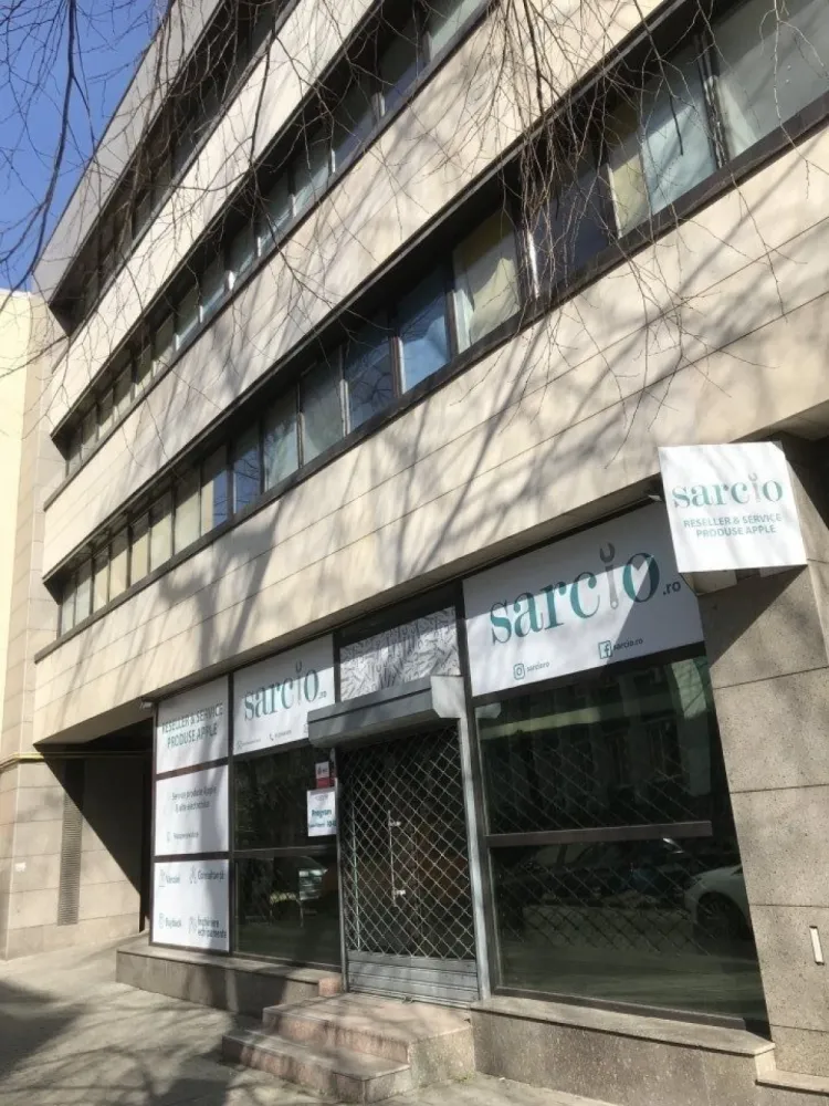 Proprietar vand spatiu comercial - Spatiu comercial str. Mihai Eminescu cu vitrina de 10 ml, suprafata utilla 105 mp. acces dublu, climatizare, gaze naturale, energie electrica trifazata, open space conform plan cadastral, imobil construit si receptionat in 2009. Asa cum se poate constata etajele 1-4 sunt prin constructie spatii de birouri. Tranzactia nu este purtatoare de TVA
 In prezent este inchiriat.
www.brasadas.com.
