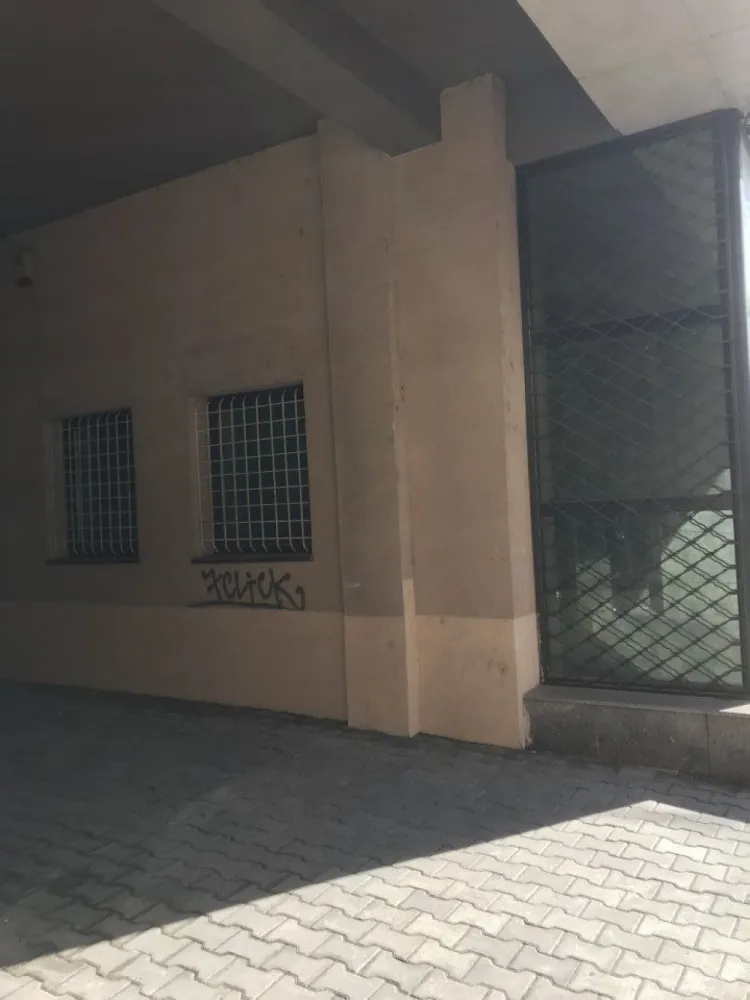 Proprietar vand spatiu comercial - Spatiu comercial str. Mihai Eminescu cu vitrina de 10 ml, suprafata utilla 105 mp. acces dublu, climatizare, gaze naturale, energie electrica trifazata, open space conform plan cadastral, imobil construit si receptionat in 2009. Asa cum se poate constata etajele 1-4 sunt prin constructie spatii de birouri. Tranzactia nu este purtatoare de TVA
 In prezent este inchiriat.
www.brasadas.com.