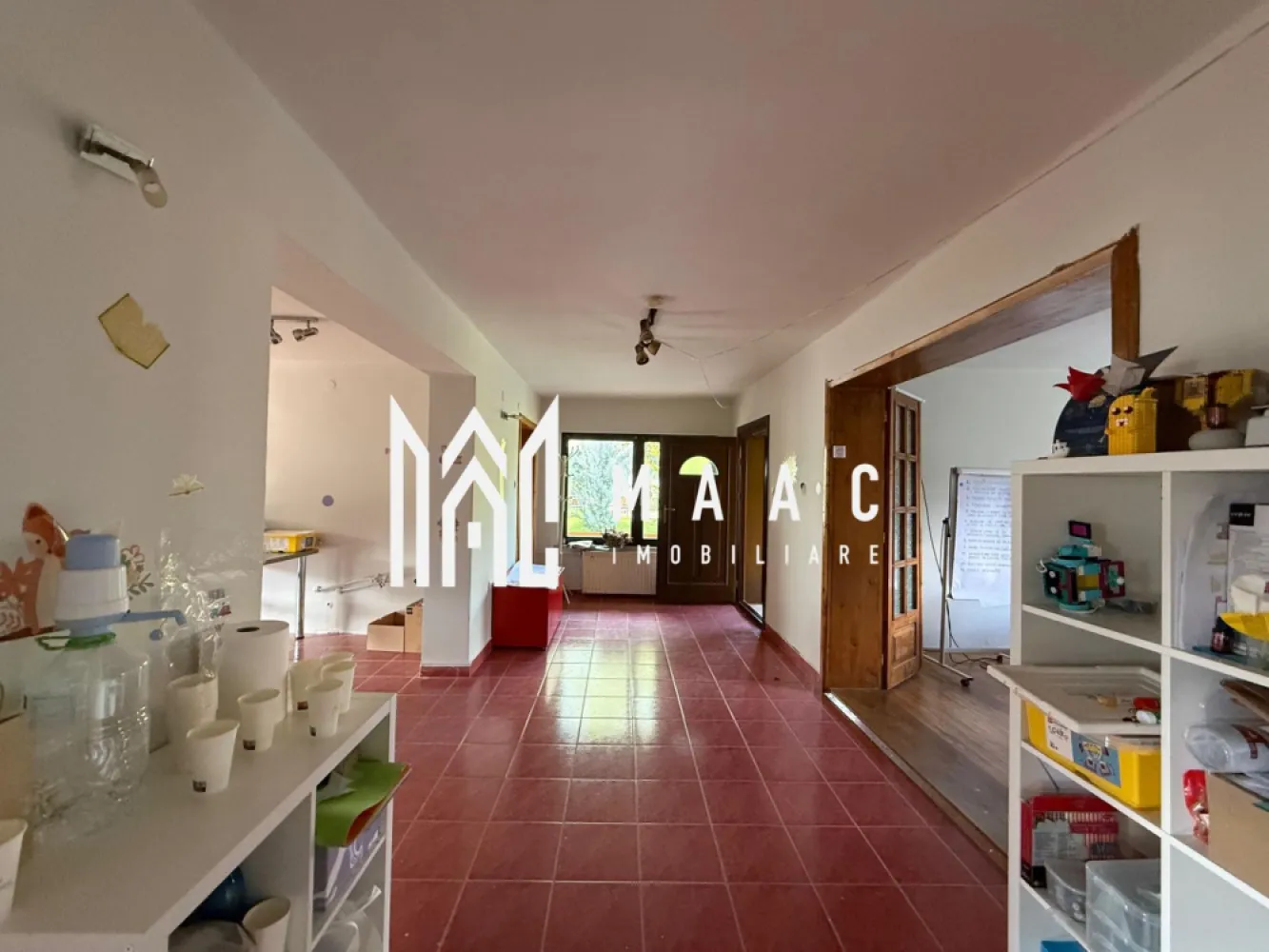 Casa individuala 4 camere I Un singur nivel I Piata Cibin - MAAC IMOBILIARE aduce in atentia dumneavoastra o casa individuala, construita pe un singur nivel, inalt, amplasata in apropierea Pietii Cibin.

Proprietatea are living cu bucatarie open-space, 2 dormitoare, birou, baie cu vana si geam de aerisire, debara, pivnita.

Casa a fost folosita pentru activitati de birou.

Constructia este solida, bine intretinuta si corect compartimentata, izolata termic. Are 2 cai de acces.

Se recomanda modernizare / personalizare dupa gustul noului proprietar.

Se preda nemobilata/neutilata.

Terenul pe care este situata casa, are forma patrata, permite accesul auto iar curtea ramasa libera este partial acoperita cu dale. 

Zona este superba, in vecinatate existand parc, Piata Cibin, centre de invatamant, medicale, comerciale, etc

Pentru mai multe detalii precizati telefonic ca ati vazut anuntul cu ID:CP2766105