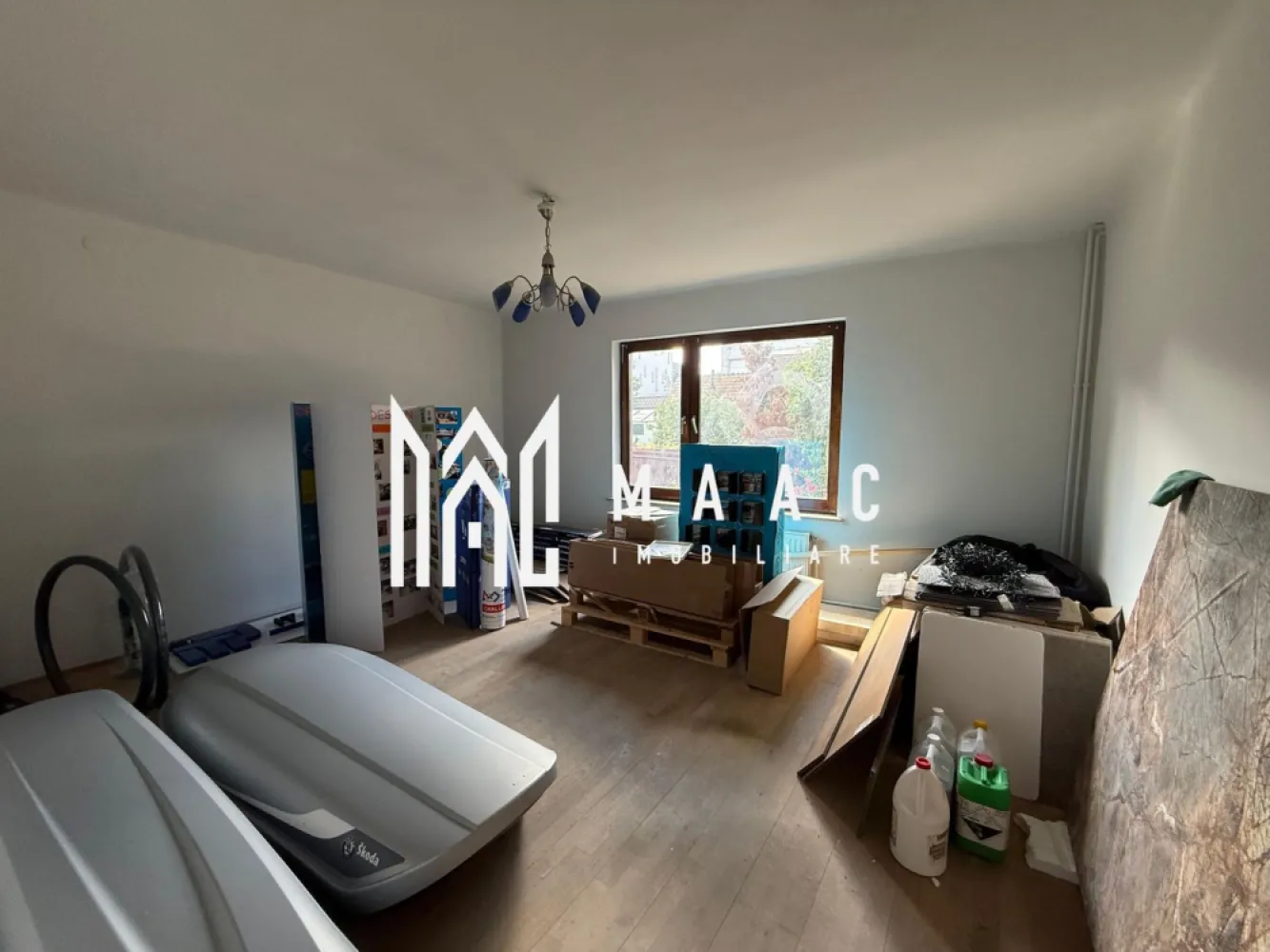 Casa individuala 4 camere I Un singur nivel I Piata Cibin - MAAC IMOBILIARE aduce in atentia dumneavoastra o casa individuala, construita pe un singur nivel, inalt, amplasata in apropierea Pietii Cibin.

Proprietatea are living cu bucatarie open-space, 2 dormitoare, birou, baie cu vana si geam de aerisire, debara, pivnita.

Casa a fost folosita pentru activitati de birou.

Constructia este solida, bine intretinuta si corect compartimentata, izolata termic. Are 2 cai de acces.

Se recomanda modernizare / personalizare dupa gustul noului proprietar.

Se preda nemobilata/neutilata.

Terenul pe care este situata casa, are forma patrata, permite accesul auto iar curtea ramasa libera este partial acoperita cu dale. 

Zona este superba, in vecinatate existand parc, Piata Cibin, centre de invatamant, medicale, comerciale, etc

Pentru mai multe detalii precizati telefonic ca ati vazut anuntul cu ID:CP2766105