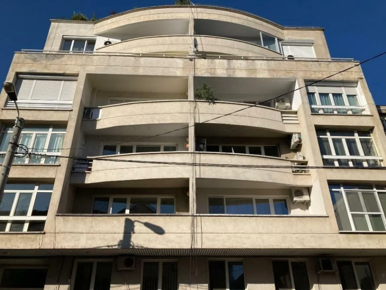 Apartament 4 camere , Aviatorilor, direct proprietar - De vânzare apartament patru camere, confort lux, etaj 1 (din 6), pe o stradă între Arcul de Triumf şi piaţa Charles de Gaulle, în imediata vecinătate cu parcul Herăstrău şi staţia de metrou Aviatorilor. Are 141 m.p. utili, plus trei balcoane mari cu marmură: la stradă (E), spre curtea interioară (V) şi o terasă la bucătărie. Este decomandat, include hol spaţios, living (38 m.p.) şi dining (22m.p.) la est, două dormitoare la balconul de vest, bucătărie cu cămară, baie mare cu cabină cu hidromasaj, baie mai mică cu duş, debara cu rafturi. Încălzire cu centrală de bloc. Rezistent antiseismic, (cu ,,diafragmeâ€ din beton armat). Parchet de stejar, gresie, faianţă. Interfon, camere de supraveghere.