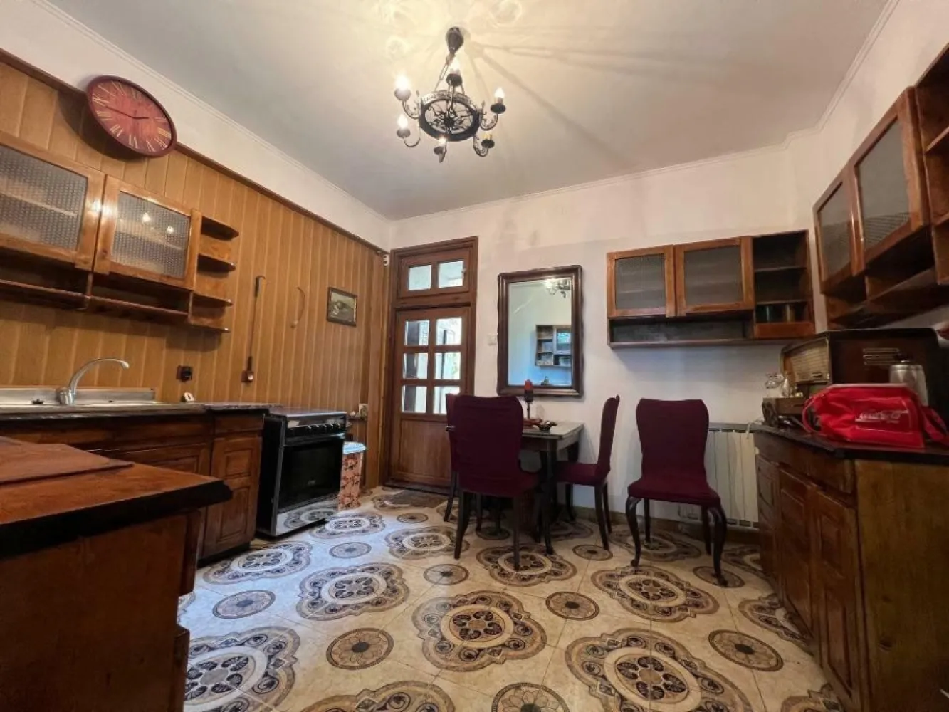Apartament 4 camere , Aviatorilor, direct proprietar - De vânzare apartament patru camere, confort lux, etaj 1 (din 6), pe o stradă între Arcul de Triumf şi piaţa Charles de Gaulle, în imediata vecinătate cu parcul Herăstrău şi staţia de metrou Aviatorilor. Are 141 m.p. utili, plus trei balcoane mari cu marmură: la stradă (E), spre curtea interioară (V) şi o terasă la bucătărie. Este decomandat, include hol spaţios, living (38 m.p.) şi dining (22m.p.) la est, două dormitoare la balconul de vest, bucătărie cu cămară, baie mare cu cabină cu hidromasaj, baie mai mică cu duş, debara cu rafturi. Încălzire cu centrală de bloc. Rezistent antiseismic, (cu ,,diafragmeâ€ din beton armat). Parchet de stejar, gresie, faianţă. Interfon, camere de supraveghere.