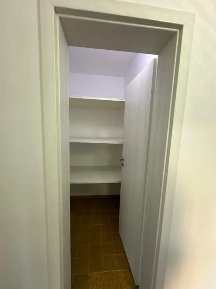 Vand apartament 4 camere Drumul Taberei Valea Argesului 2 - Vand apartament de 4 camere in zona drumul taberei, (str.Valea Argesului nr2) semidecomandat, (transformat in 3 camere).
Suprafata totala: 86,54 MP.
Apartamentul are 2 balcoane, 2 grupuri sanitare si 2 debarale. Aer conditionat Romstal, instalatii sanitare Romstal, usi noi albe, zugravit nou. Apartamentul este situat la etajul 2/10.
Lipit de statia de metrou Constantin Brancusi.
Rel la tel!