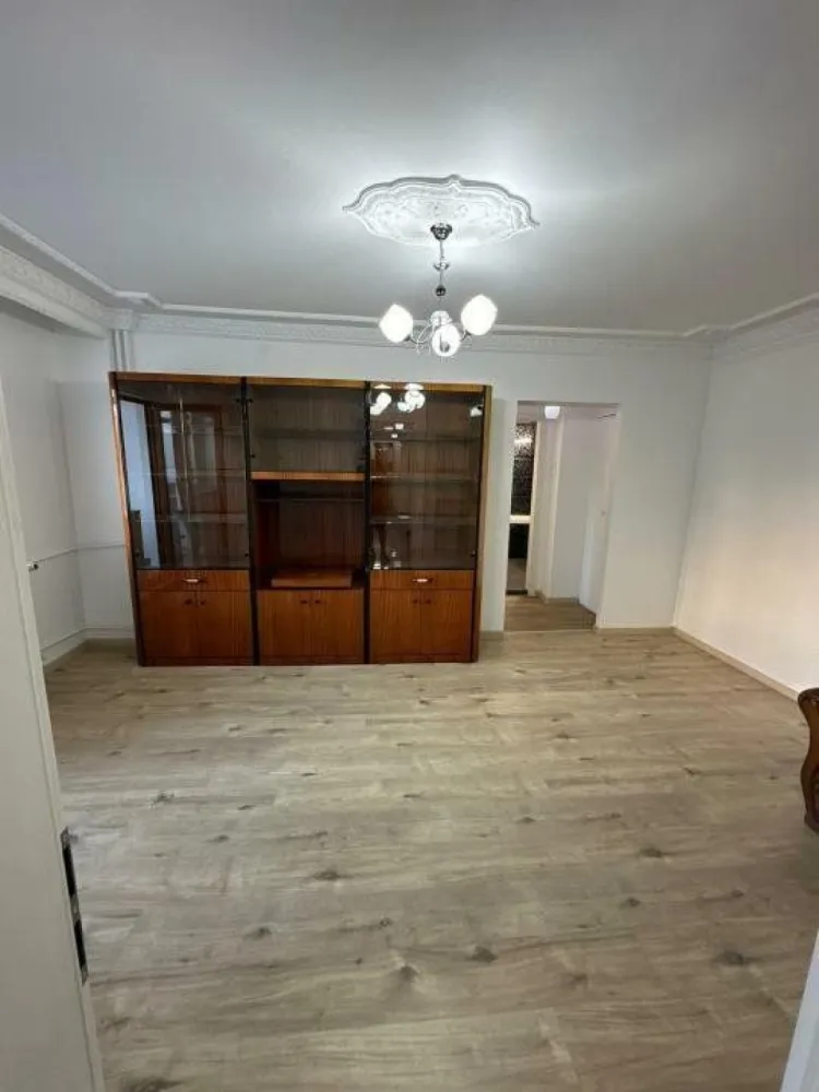Vand apartament 4 camere Drumul Taberei Valea Argesului 2 - Vand apartament de 4 camere in zona drumul taberei, (str.Valea Argesului nr2) semidecomandat, (transformat in 3 camere).
Suprafata totala: 86,54 MP.
Apartamentul are 2 balcoane, 2 grupuri sanitare si 2 debarale. Aer conditionat Romstal, instalatii sanitare Romstal, usi noi albe, zugravit nou. Apartamentul este situat la etajul 2/10.
Lipit de statia de metrou Constantin Brancusi.
Rel la tel!