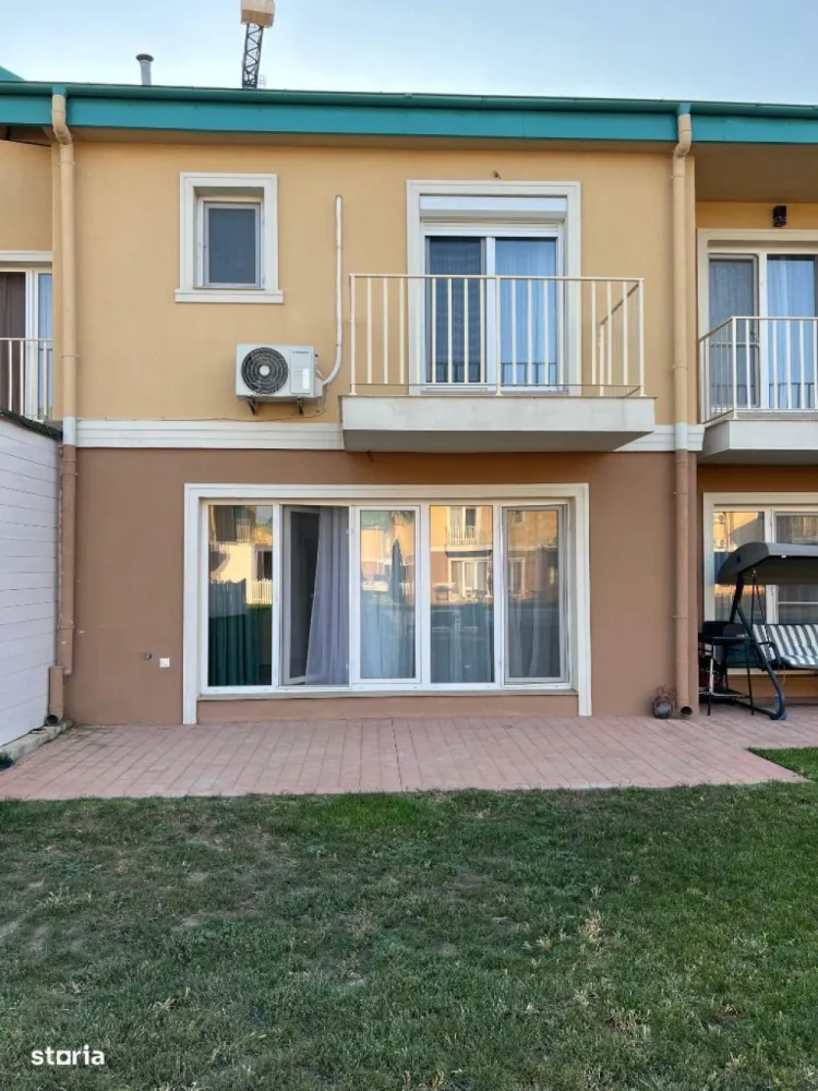 Proprietar inchiriez Cosmopolis Vila N semi-mobilat - Ofer spre închiriere pe termen lung, vila P+1+M, situată in zona noua a complexului Cosmopolis, aproape de intrarea dinspre tunari, este la a doua închiriere, are 2 locuri de parcare pozitionate chiar la intrarea in casa.
 La parter se afla bucătăria mobilată și cu toate electrocasnicele incluse, livingul generos cu vedere la curtea interioara cu piscina, un hol la intrare și o toaleta de serviciu. 
 La etaj avem un dormitor matrimonial cu hol, dressing, baie cu cada, mașina de spălat, și un alt dormitor cu baia pe hol.
 Podul este mansardabil sau se poate folosi ca spațiu generos de depozitare. 
Încălzirea este in pardoseala, avem vecini stânga/dreapta.
Suprafata utila este de 95mp, curtea interioara este așa cum se poate observa in poze, cu piscina, iar grădina proprie este de 35mp, îngrădită.
Detalii suplimentare la nr de telefon