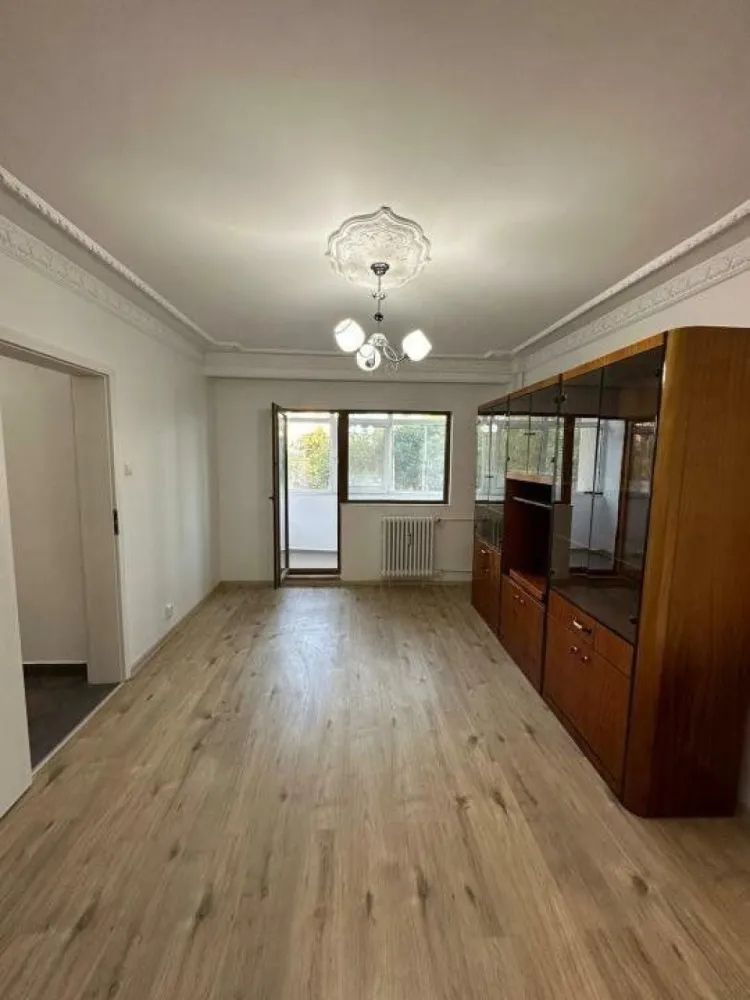 Vand apartament 4 camere Drumul Taberei Valea Argesului 2 - Vand apartament de 4 camere in zona drumul taberei, (str.Valea Argesului nr2) semidecomandat, (transformat in 3 camere).
Suprafata totala: 86,54 MP.
Apartamentul are 2 balcoane, 2 grupuri sanitare si 2 debarale. Aer conditionat Romstal, instalatii sanitare Romstal, usi noi albe, zugravit nou. Apartamentul este situat la etajul 2/10.
Lipit de statia de metrou Constantin Brancusi.
Rel la tel!