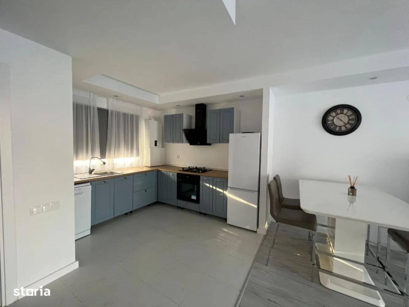 Proprietar inchiriez Cosmopolis Vila N semi-mobilat - Ofer spre închiriere pe termen lung, vila P+1+M, situată in zona noua a complexului Cosmopolis, aproape de intrarea dinspre tunari, este la a doua închiriere, are 2 locuri de parcare pozitionate chiar la intrarea in casa.
 La parter se afla bucătăria mobilată și cu toate electrocasnicele incluse, livingul generos cu vedere la curtea interioara cu piscina, un hol la intrare și o toaleta de serviciu. 
 La etaj avem un dormitor matrimonial cu hol, dressing, baie cu cada, mașina de spălat, și un alt dormitor cu baia pe hol.
 Podul este mansardabil sau se poate folosi ca spațiu generos de depozitare. 
Încălzirea este in pardoseala, avem vecini stânga/dreapta.
Suprafata utila este de 95mp, curtea interioara este așa cum se poate observa in poze, cu piscina, iar grădina proprie este de 35mp, îngrădită.
Detalii suplimentare la nr de telefon