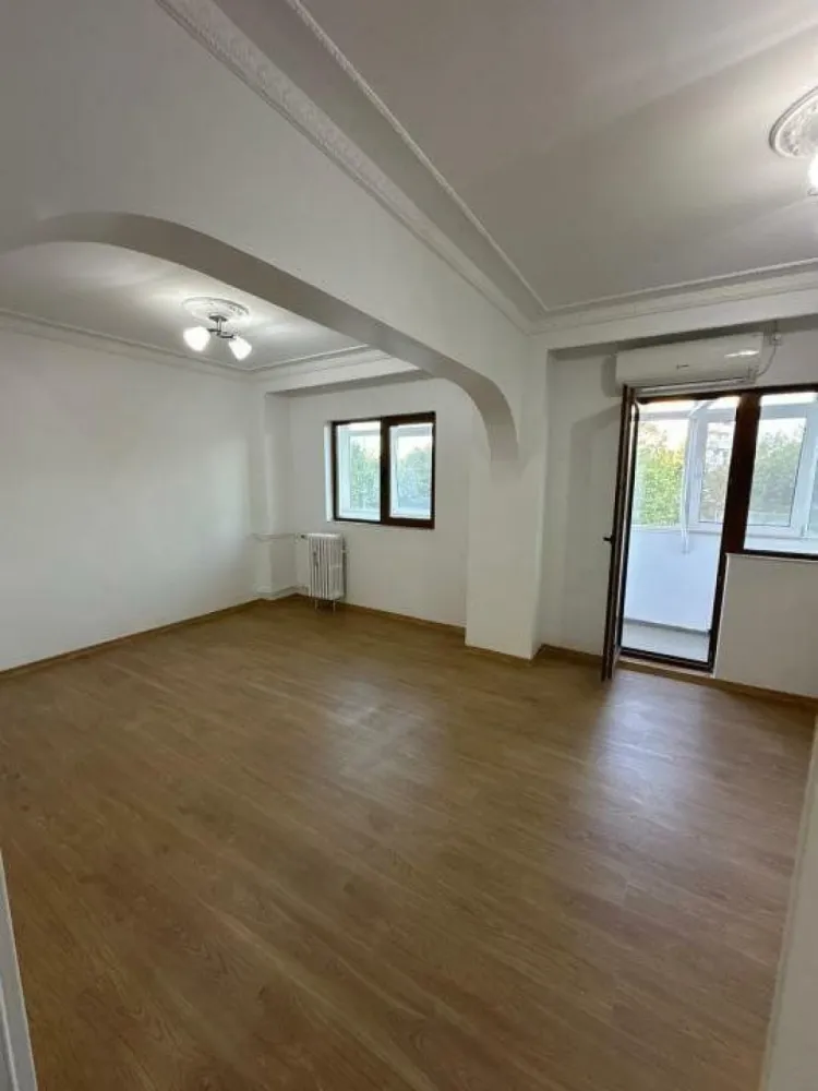 Vand apartament 4 camere Drumul Taberei Valea Argesului 2 - Vand apartament de 4 camere in zona drumul taberei, (str.Valea Argesului nr2) semidecomandat, (transformat in 3 camere).
Suprafata totala: 86,54 MP.
Apartamentul are 2 balcoane, 2 grupuri sanitare si 2 debarale. Aer conditionat Romstal, instalatii sanitare Romstal, usi noi albe, zugravit nou. Apartamentul este situat la etajul 2/10.
Lipit de statia de metrou Constantin Brancusi.
Rel la tel!