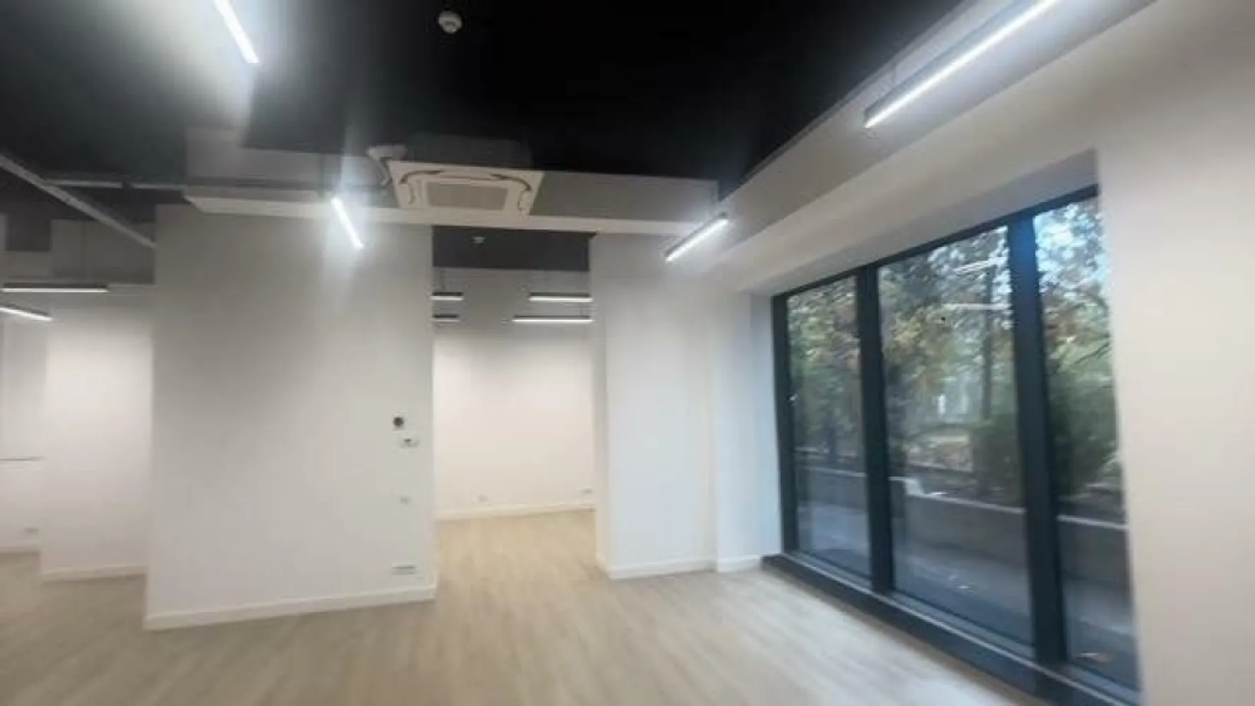 Inchiriez spatiu comercial - Inchriez spatiu comercial amenajatt conditii foarte bune.Pretabil cabinet avocatura,showroom,notariat etc in cladire premium Cortina Academy. Spatiul are tamplarie aluminu,iluminare,aer condtitonat,toalete etc si poate fi predat spre folosinta imediat