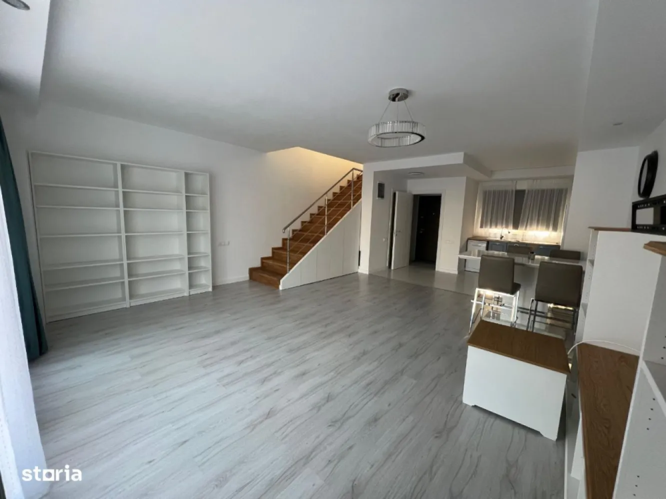 Proprietar inchiriez Cosmopolis Vila N semi-mobilat - Ofer spre închiriere pe termen lung, vila P+1+M, situată in zona noua a complexului Cosmopolis, aproape de intrarea dinspre tunari, este la a doua închiriere, are 2 locuri de parcare pozitionate chiar la intrarea in casa.
 La parter se afla bucătăria mobilată și cu toate electrocasnicele incluse, livingul generos cu vedere la curtea interioara cu piscina, un hol la intrare și o toaleta de serviciu. 
 La etaj avem un dormitor matrimonial cu hol, dressing, baie cu cada, mașina de spălat, și un alt dormitor cu baia pe hol.
 Podul este mansardabil sau se poate folosi ca spațiu generos de depozitare. 
Încălzirea este in pardoseala, avem vecini stânga/dreapta.
Suprafata utila este de 95mp, curtea interioara este așa cum se poate observa in poze, cu piscina, iar grădina proprie este de 35mp, îngrădită.
Detalii suplimentare la nr de telefon