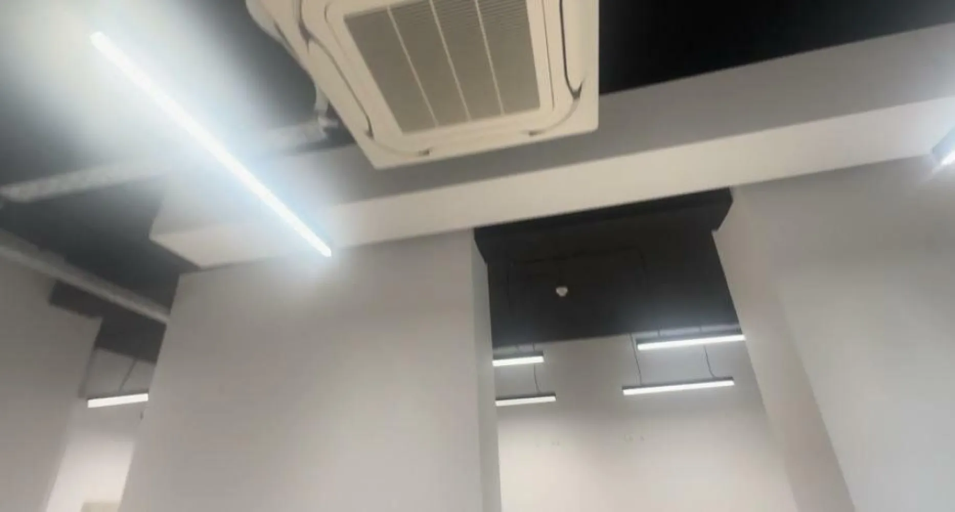 Inchiriez spatiu comercial - Inchriez spatiu comercial amenajatt conditii foarte bune.Pretabil cabinet avocatura,showroom,notariat etc in cladire premium Cortina Academy. Spatiul are tamplarie aluminu,iluminare,aer condtitonat,toalete etc si poate fi predat spre folosinta imediat