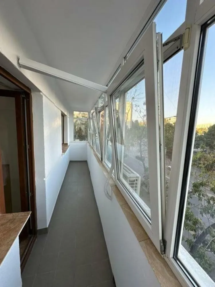 Vand apartament 4 camere Drumul Taberei Valea Argesului 2 - Vand apartament de 4 camere in zona drumul taberei, (str.Valea Argesului nr2) semidecomandat, (transformat in 3 camere).
Suprafata totala: 86,54 MP.
Apartamentul are 2 balcoane, 2 grupuri sanitare si 2 debarale. Aer conditionat Romstal, instalatii sanitare Romstal, usi noi albe, zugravit nou. Apartamentul este situat la etajul 2/10.
Lipit de statia de metrou Constantin Brancusi.
Rel la tel!