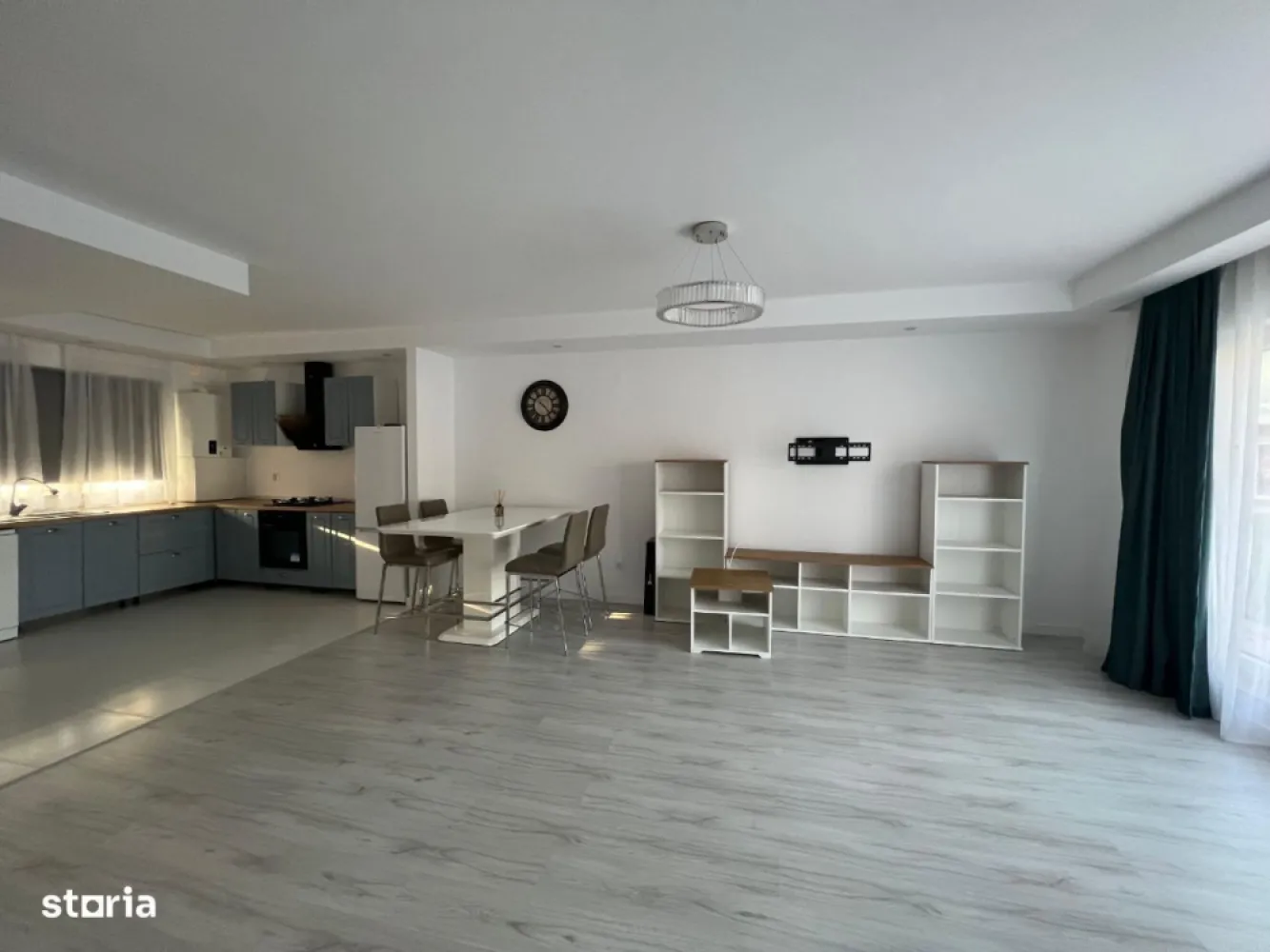 Proprietar inchiriez Cosmopolis Vila N semi-mobilat - Ofer spre închiriere pe termen lung, vila P+1+M, situată in zona noua a complexului Cosmopolis, aproape de intrarea dinspre tunari, este la a doua închiriere, are 2 locuri de parcare pozitionate chiar la intrarea in casa.
 La parter se afla bucătăria mobilată și cu toate electrocasnicele incluse, livingul generos cu vedere la curtea interioara cu piscina, un hol la intrare și o toaleta de serviciu. 
 La etaj avem un dormitor matrimonial cu hol, dressing, baie cu cada, mașina de spălat, și un alt dormitor cu baia pe hol.
 Podul este mansardabil sau se poate folosi ca spațiu generos de depozitare. 
Încălzirea este in pardoseala, avem vecini stânga/dreapta.
Suprafata utila este de 95mp, curtea interioara este așa cum se poate observa in poze, cu piscina, iar grădina proprie este de 35mp, îngrădită.
Detalii suplimentare la nr de telefon