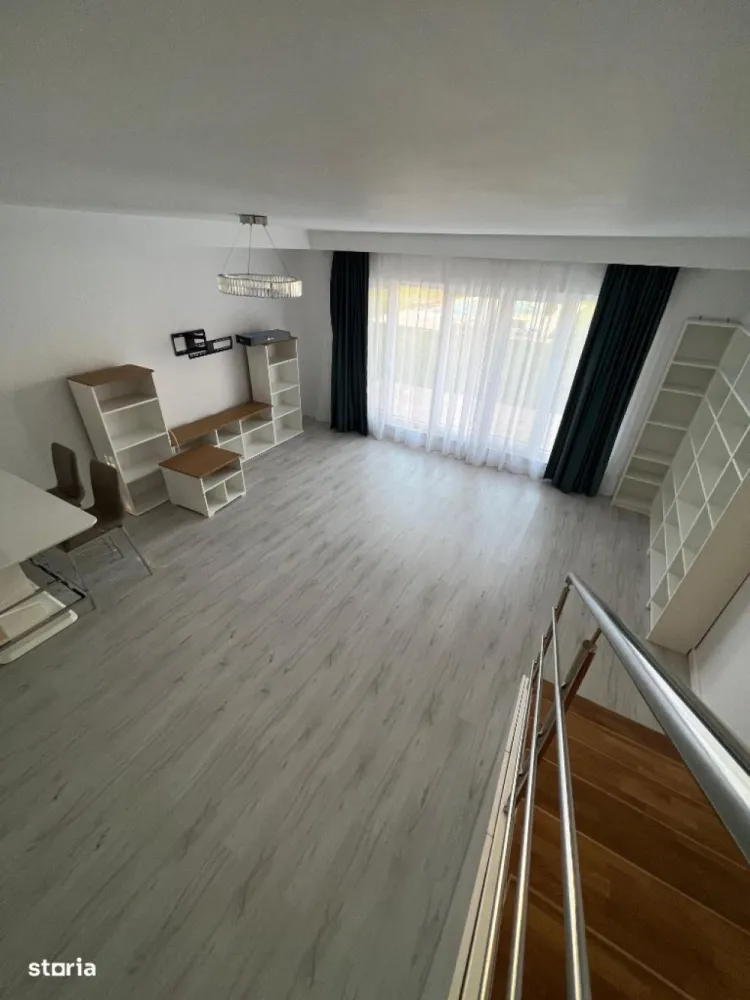 Proprietar inchiriez Cosmopolis Vila N semi-mobilat - Ofer spre închiriere pe termen lung, vila P+1+M, situată in zona noua a complexului Cosmopolis, aproape de intrarea dinspre tunari, este la a doua închiriere, are 2 locuri de parcare pozitionate chiar la intrarea in casa.
 La parter se afla bucătăria mobilată și cu toate electrocasnicele incluse, livingul generos cu vedere la curtea interioara cu piscina, un hol la intrare și o toaleta de serviciu. 
 La etaj avem un dormitor matrimonial cu hol, dressing, baie cu cada, mașina de spălat, și un alt dormitor cu baia pe hol.
 Podul este mansardabil sau se poate folosi ca spațiu generos de depozitare. 
Încălzirea este in pardoseala, avem vecini stânga/dreapta.
Suprafata utila este de 95mp, curtea interioara este așa cum se poate observa in poze, cu piscina, iar grădina proprie este de 35mp, îngrădită.
Detalii suplimentare la nr de telefon