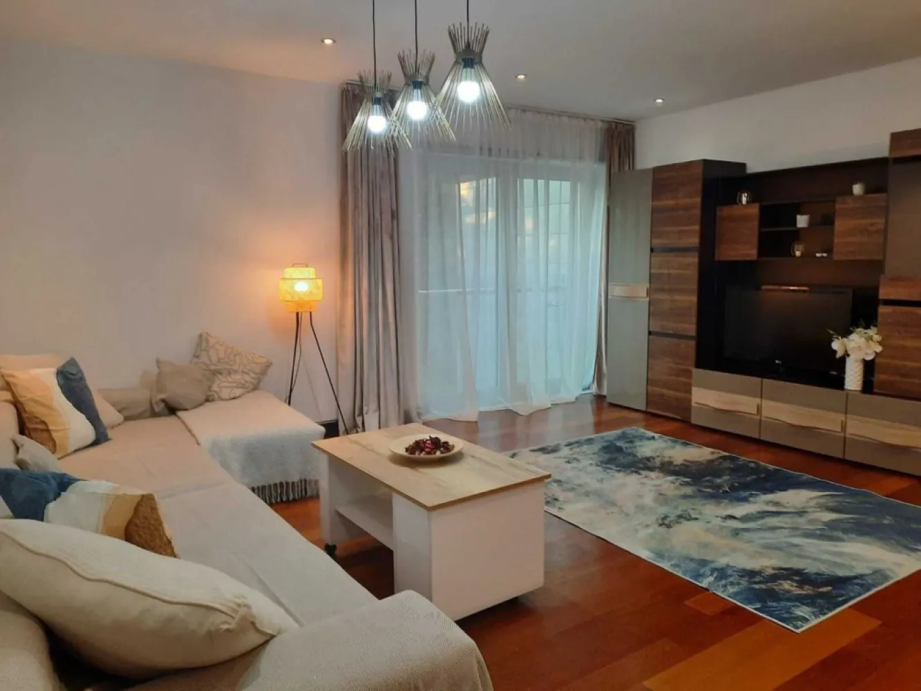 Apartament 2 camere Alia Apartments - Apartamentul de 2 camere are 60 mp utili si se afla la 400 sute de metri de Arcul de Triumf si Parcul Herastrau. Beneficiaza de finisaje de lux, sistem de climatizare HVAC ce permite reglarea temperaturii separat in fiecare camera, precum si un loc de parcare la subteran, inclus in pretul total.

Facilitatile complexului includ:

- Piscina, sauna, jacuzzi ((toate exclusiv doar pentru cele 124 de apartamente ale condominiumului);
- Sala de fitness ;
- Receptie si paza 24/24 de ore;
- Parc si sparii verzi + lobby de 300 de mp.

In apropiere putem gasi numeroase moduri de petrecere a timpului liber: parcuri, muzee, cluburi, restaurante si alte zone de divertisment.

Eng: 

This 60-square-meter two-room apartment is 400 meters from the Arch of Triumph and Herastrau Park. It benefits from luxury finishes, an HVAC system that allows the temperature to be set up separately in each room, and an underground parking space, which is included in the price.

The facilities of the complex include:

- Swimming pool, sauna, jacuzzi ((all exclusively for the 124 apartments of the condominium);
- Gym ;
- Reception and security 24/24 hours;
- Park and green spaces + lobby of 300 square meters.

Nearby you can find many ways to spend your free time: parks, museums, clubs, restaurants and other entertainment areas.