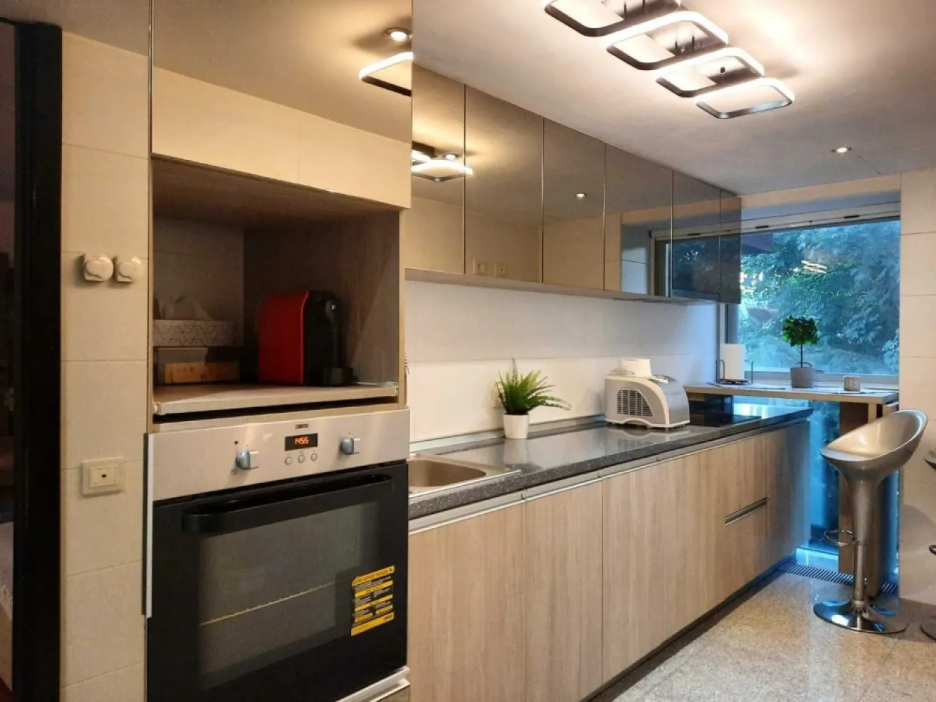Apartament 2 camere Alia Apartments - Apartamentul de 2 camere are 60 mp utili si se afla la 400 sute de metri de Arcul de Triumf si Parcul Herastrau. Beneficiaza de finisaje de lux, sistem de climatizare HVAC ce permite reglarea temperaturii separat in fiecare camera, precum si un loc de parcare la subteran, inclus in pretul total.

Facilitatile complexului includ:

- Piscina, sauna, jacuzzi ((toate exclusiv doar pentru cele 124 de apartamente ale condominiumului);
- Sala de fitness ;
- Receptie si paza 24/24 de ore;
- Parc si sparii verzi + lobby de 300 de mp.

In apropiere putem gasi numeroase moduri de petrecere a timpului liber: parcuri, muzee, cluburi, restaurante si alte zone de divertisment.

Eng: 

This 60-square-meter two-room apartment is 400 meters from the Arch of Triumph and Herastrau Park. It benefits from luxury finishes, an HVAC system that allows the temperature to be set up separately in each room, and an underground parking space, which is included in the price.

The facilities of the complex include:

- Swimming pool, sauna, jacuzzi ((all exclusively for the 124 apartments of the condominium);
- Gym ;
- Reception and security 24/24 hours;
- Park and green spaces + lobby of 300 square meters.

Nearby you can find many ways to spend your free time: parks, museums, clubs, restaurants and other entertainment areas.