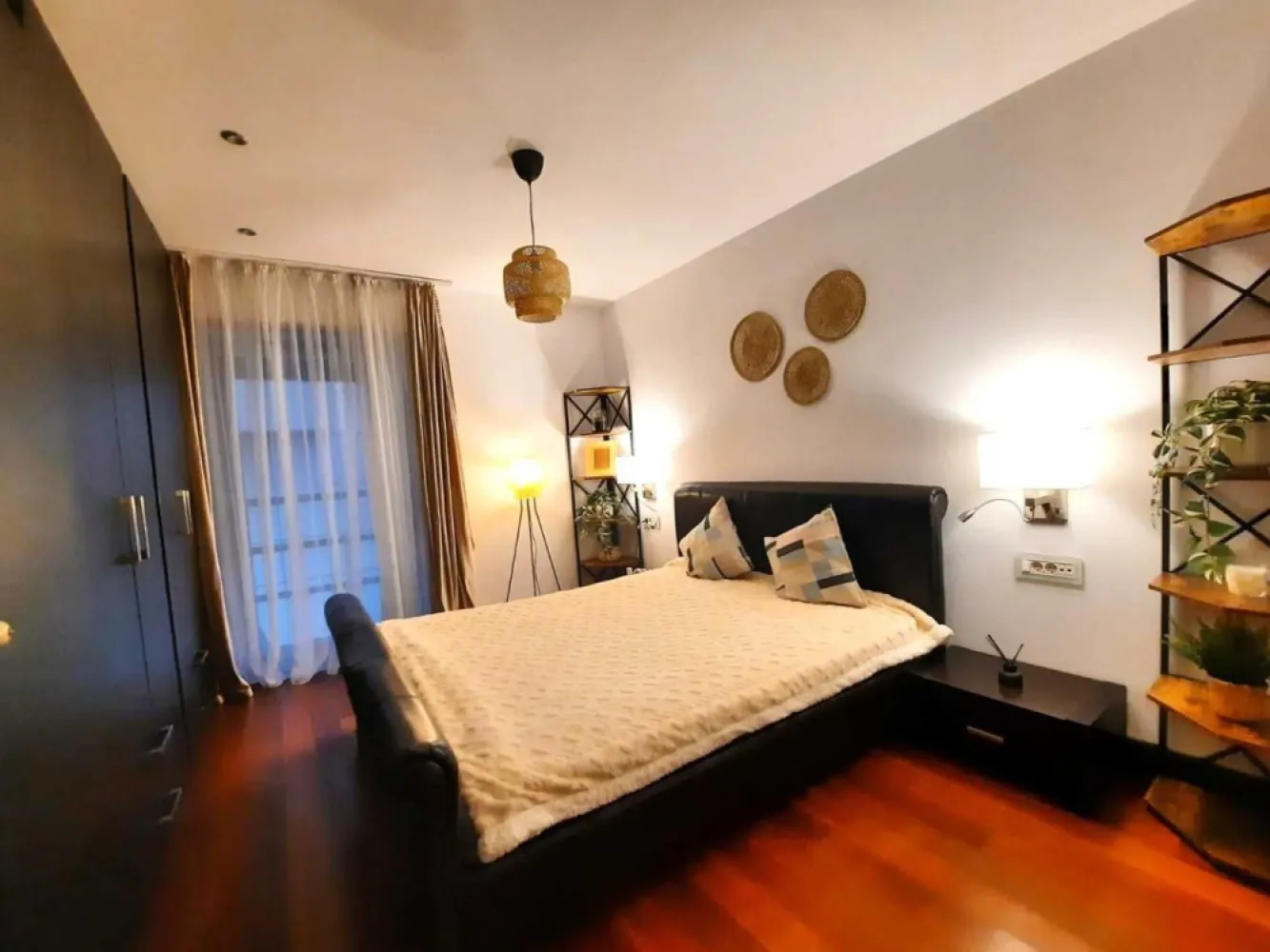 Apartament 2 camere Alia Apartments - Apartamentul de 2 camere are 60 mp utili si se afla la 400 sute de metri de Arcul de Triumf si Parcul Herastrau. Beneficiaza de finisaje de lux, sistem de climatizare HVAC ce permite reglarea temperaturii separat in fiecare camera, precum si un loc de parcare la subteran, inclus in pretul total.

Facilitatile complexului includ:

- Piscina, sauna, jacuzzi ((toate exclusiv doar pentru cele 124 de apartamente ale condominiumului);
- Sala de fitness ;
- Receptie si paza 24/24 de ore;
- Parc si sparii verzi + lobby de 300 de mp.

In apropiere putem gasi numeroase moduri de petrecere a timpului liber: parcuri, muzee, cluburi, restaurante si alte zone de divertisment.

Eng: 

This 60-square-meter two-room apartment is 400 meters from the Arch of Triumph and Herastrau Park. It benefits from luxury finishes, an HVAC system that allows the temperature to be set up separately in each room, and an underground parking space, which is included in the price.

The facilities of the complex include:

- Swimming pool, sauna, jacuzzi ((all exclusively for the 124 apartments of the condominium);
- Gym ;
- Reception and security 24/24 hours;
- Park and green spaces + lobby of 300 square meters.

Nearby you can find many ways to spend your free time: parks, museums, clubs, restaurants and other entertainment areas.