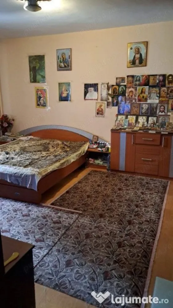 Aapartament 4 camere de vanzare in Bucuresti - Vand apartament cu 4 camere, decomandat, 2 bai, 2 balcoane, etaj 2 din 8, are parchet, faianta, gresie si ferestre termopan, dubla vedere. Blocul este recent izolat, reabilitat interior-exterior, constructie finalizata in anii 90. Imobilul se afla in zona Doamna Ghica, Str. Pancota nr.9, zona verde si linistita. mijloace de transport, magazine, spatii de joaca pentru copii, parc, piata, 12 minute pana la Obor piata Mall, Suprafata utila 97 m patrati. Pret 138 500 euro. Proprietar direct. 

Tel.