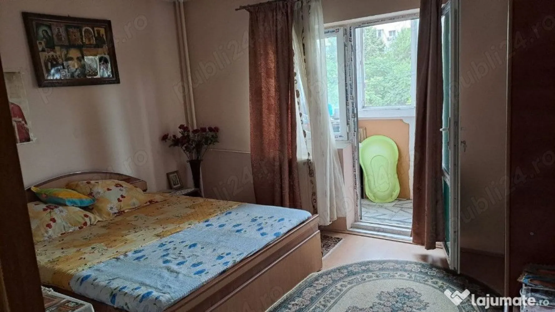 Aapartament 4 camere de vanzare in Bucuresti - Vand apartament cu 4 camere, decomandat, 2 bai, 2 balcoane, etaj 2 din 8, are parchet, faianta, gresie si ferestre termopan, dubla vedere. Blocul este recent izolat, reabilitat interior-exterior, constructie finalizata in anii 90. Imobilul se afla in zona Doamna Ghica, Str. Pancota nr.9, zona verde si linistita. mijloace de transport, magazine, spatii de joaca pentru copii, parc, piata, 12 minute pana la Obor piata Mall, Suprafata utila 97 m patrati. Pret 138 500 euro. Proprietar direct. 

Tel.