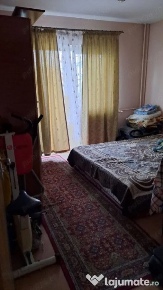 Aapartament 4 camere de vanzare in Bucuresti - Vand apartament cu 4 camere, decomandat, 2 bai, 2 balcoane, etaj 2 din 8, are parchet, faianta, gresie si ferestre termopan, dubla vedere. Blocul este recent izolat, reabilitat interior-exterior, constructie finalizata in anii 90. Imobilul se afla in zona Doamna Ghica, Str. Pancota nr.9, zona verde si linistita. mijloace de transport, magazine, spatii de joaca pentru copii, parc, piata, 12 minute pana la Obor piata Mall, Suprafata utila 97 m patrati. Pret 138 500 euro. Proprietar direct. 

Tel.