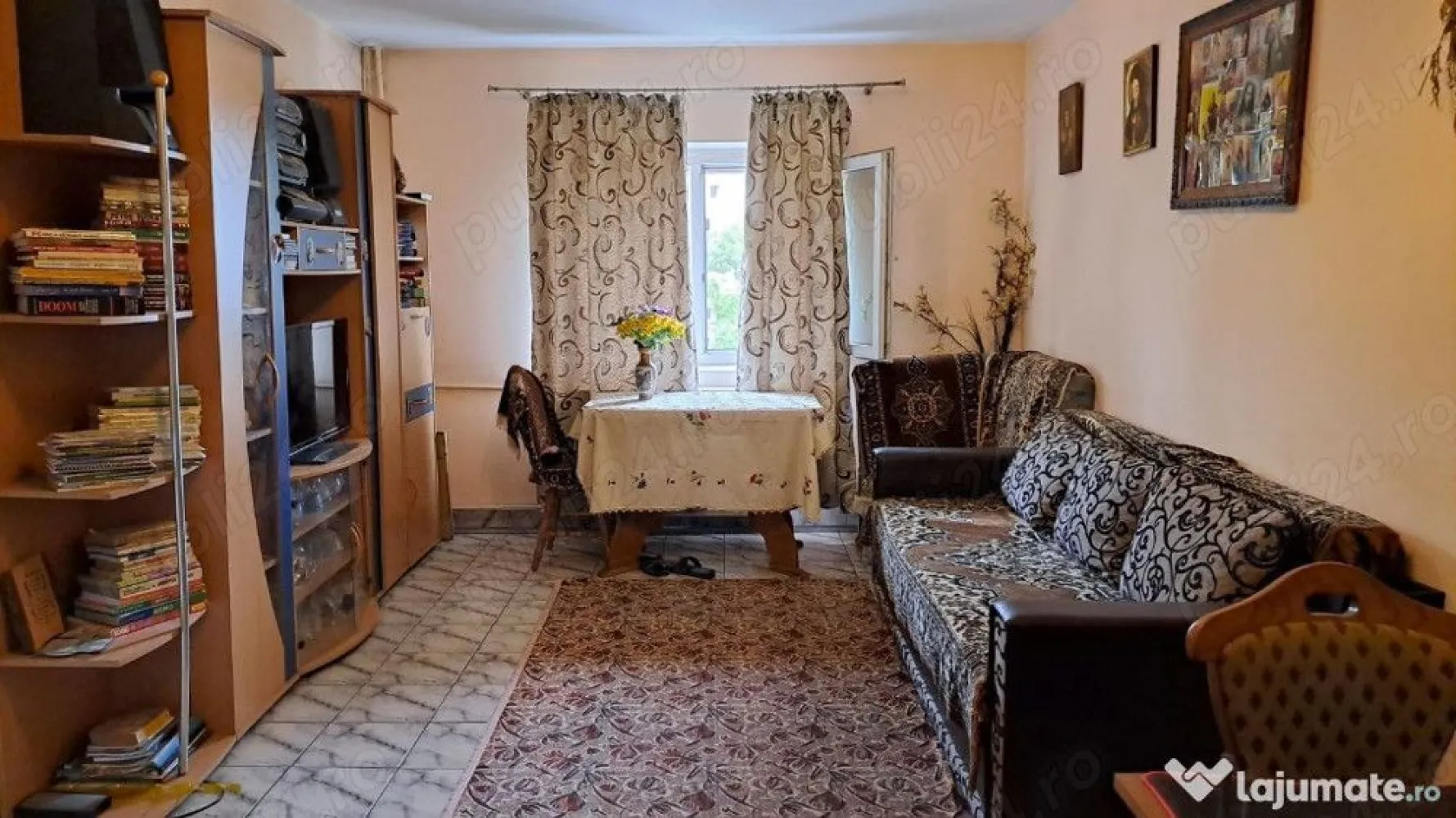 Aapartament 4 camere de vanzare in Bucuresti - Vand apartament cu 4 camere, decomandat, 2 bai, 2 balcoane, etaj 2 din 8, are parchet, faianta, gresie si ferestre termopan, dubla vedere. Blocul este recent izolat, reabilitat interior-exterior, constructie finalizata in anii 90. Imobilul se afla in zona Doamna Ghica, Str. Pancota nr.9, zona verde si linistita. mijloace de transport, magazine, spatii de joaca pentru copii, parc, piata, 12 minute pana la Obor piata Mall, Suprafata utila 97 m patrati. Pret 138 500 euro. Proprietar direct. 

Tel.