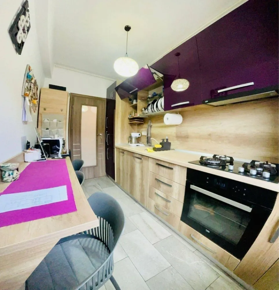 Inchiriere apartament 3 camere fundeni - se ofera spre inchiriat apartament cu 3 camere decomandat etaj 2/3, amplasat pe strada Doinei. Suprafata apartament 72mp + balcon.
Apartamentul se ofera spre inchiriere complet mobilat si utilat:
- aragaz,cuptor,frigider, 2tv, 2aparate ac, centrala proprie.
In pret este inclus si un loc de parcare in curtea interioara.
blocul nu are lift.