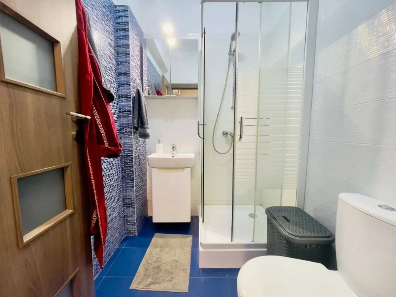 Inchiriere apartament 3 camere fundeni - se ofera spre inchiriat apartament cu 3 camere decomandat etaj 2/3, amplasat pe strada Doinei. Suprafata apartament 72mp + balcon.
Apartamentul se ofera spre inchiriere complet mobilat si utilat:
- aragaz,cuptor,frigider, 2tv, 2aparate ac, centrala proprie.
In pret este inclus si un loc de parcare in curtea interioara.
blocul nu are lift.