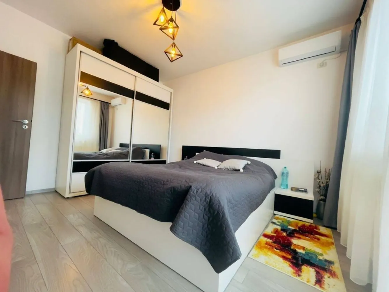 Inchiriere apartament 3 camere fundeni - se ofera spre inchiriat apartament cu 3 camere decomandat etaj 2/3, amplasat pe strada Doinei. Suprafata apartament 72mp + balcon.
Apartamentul se ofera spre inchiriere complet mobilat si utilat:
- aragaz,cuptor,frigider, 2tv, 2aparate ac, centrala proprie.
In pret este inclus si un loc de parcare in curtea interioara.
blocul nu are lift.