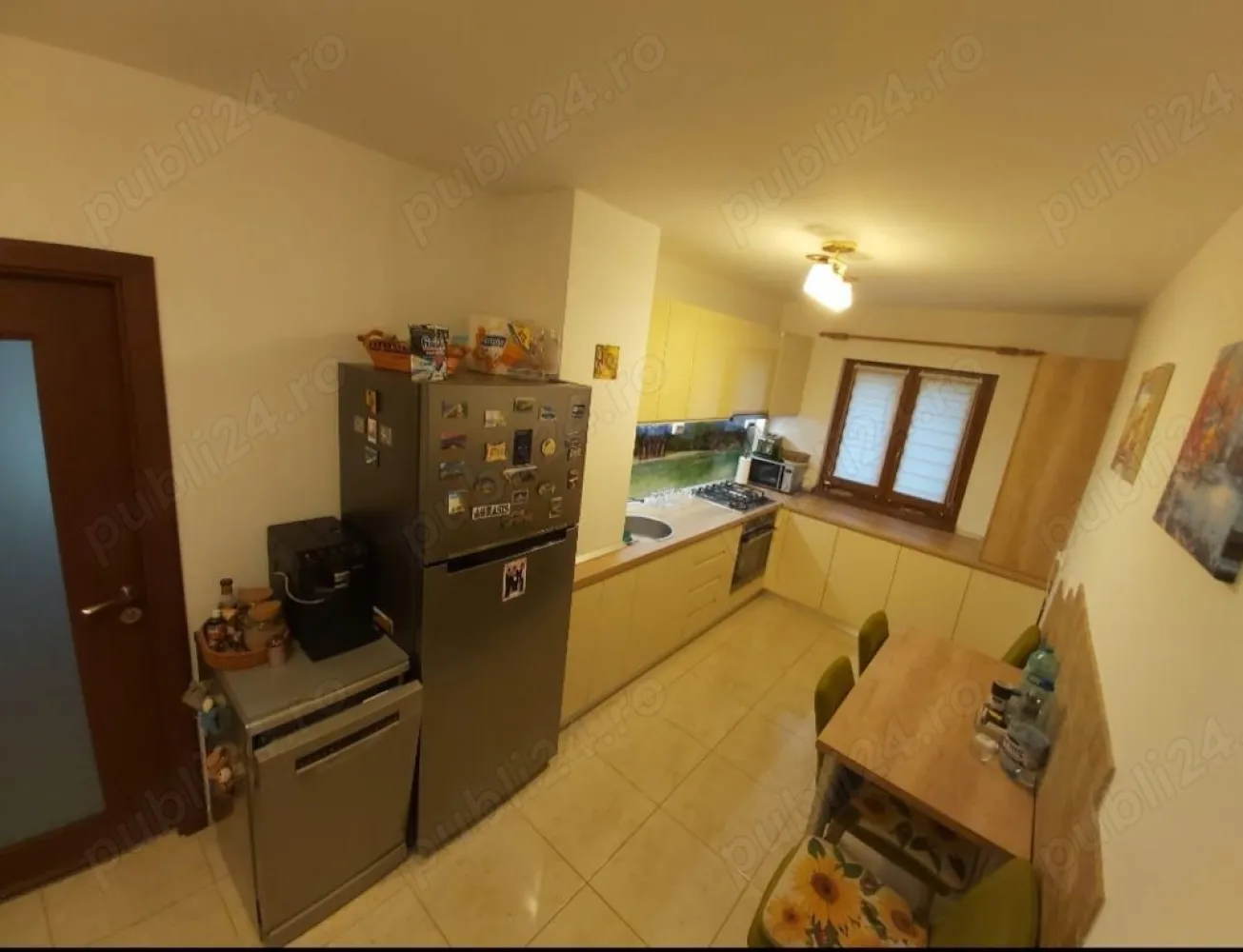 Apartament 4 camera Sos. Pantelimon - Proprietar, va propun spre achizitie un apartament cu 4 camere situat langa spitalul Sf. Pantelimon. Blocul este semi-stradal, reabilitat termic si detine loc de parcare ADP.
Apartamentul este renovat recent si este situat la etajul 2 dintr-un bloc cu 4 etaje. Are o suprafata 90 mp si este format din 4 camere, 2 grupuri sanitare, 1 balcon, 2 holuri si 1bucatarie. Apartamentul este dotat cu centrala termica pe gaz, tamplarie pvc Gealan 6 camere cu geam tripan, 2 aparate de aer conditionat (12000 btu), toaletele dotate cu bideu, instalatiile electrice si sanitare sunt schimbate (cupru). Apartamentul este foarte bine izolat termic si fonic si se vinde partial mobilat - utilat 
Accesul facil catre centrul capitalei (15 min), statie de metrou Costin Georgian, Mega Mall, parcul Morarilor, parcul Florilor, scoli si gradinita
