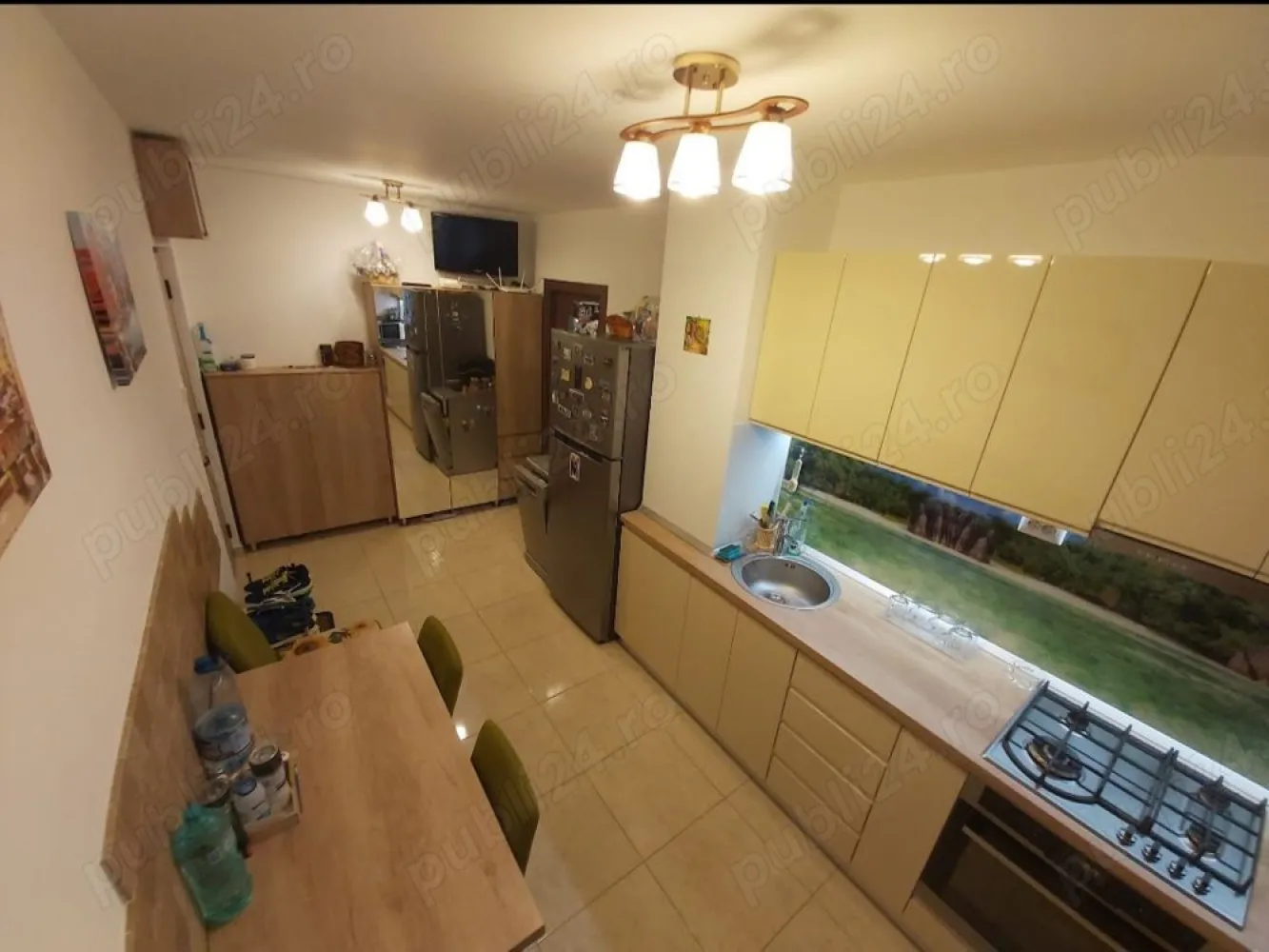 Apartament 4 camera Sos. Pantelimon - Proprietar, va propun spre achizitie un apartament cu 4 camere situat langa spitalul Sf. Pantelimon. Blocul este semi-stradal, reabilitat termic si detine loc de parcare ADP.
Apartamentul este renovat recent si este situat la etajul 2 dintr-un bloc cu 4 etaje. Are o suprafata 90 mp si este format din 4 camere, 2 grupuri sanitare, 1 balcon, 2 holuri si 1bucatarie. Apartamentul este dotat cu centrala termica pe gaz, tamplarie pvc Gealan 6 camere cu geam tripan, 2 aparate de aer conditionat (12000 btu), toaletele dotate cu bideu, instalatiile electrice si sanitare sunt schimbate (cupru). Apartamentul este foarte bine izolat termic si fonic si se vinde partial mobilat - utilat 
Accesul facil catre centrul capitalei (15 min), statie de metrou Costin Georgian, Mega Mall, parcul Morarilor, parcul Florilor, scoli si gradinita