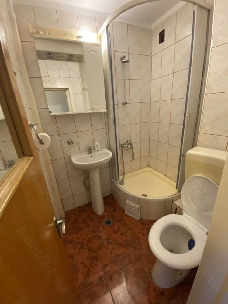 Apartament 4 camere Basarabia - Propietar ! Apartament de 4 camere in Basarabia, reper Mega Mall, confort 1 decomandat, avand suprafata de 88.51mp, cu 2 bai si 2 balcoane. Locuinta este situata la etajul 9 intr-un imobil tip bloc de 10 etaje, construit in anul 1982. Blocul este reabilitat . Apartamentul are vedere in spate si lateral .Finisaje : gresie, faianta, termopane. Incalzire termoficare cu posibitate montare centrala .Recomand aceasta proprietate persoanelor active pentru care o locuinta in apropiere de mijloacele de transport in comun, statie de metrou, centre comerciale, supermarketuri, piete agroalimentare si parcuri. 
1 loc de parcare in spatele blocului 
Apartamentul necesita renovare 
Toate actele in regula !