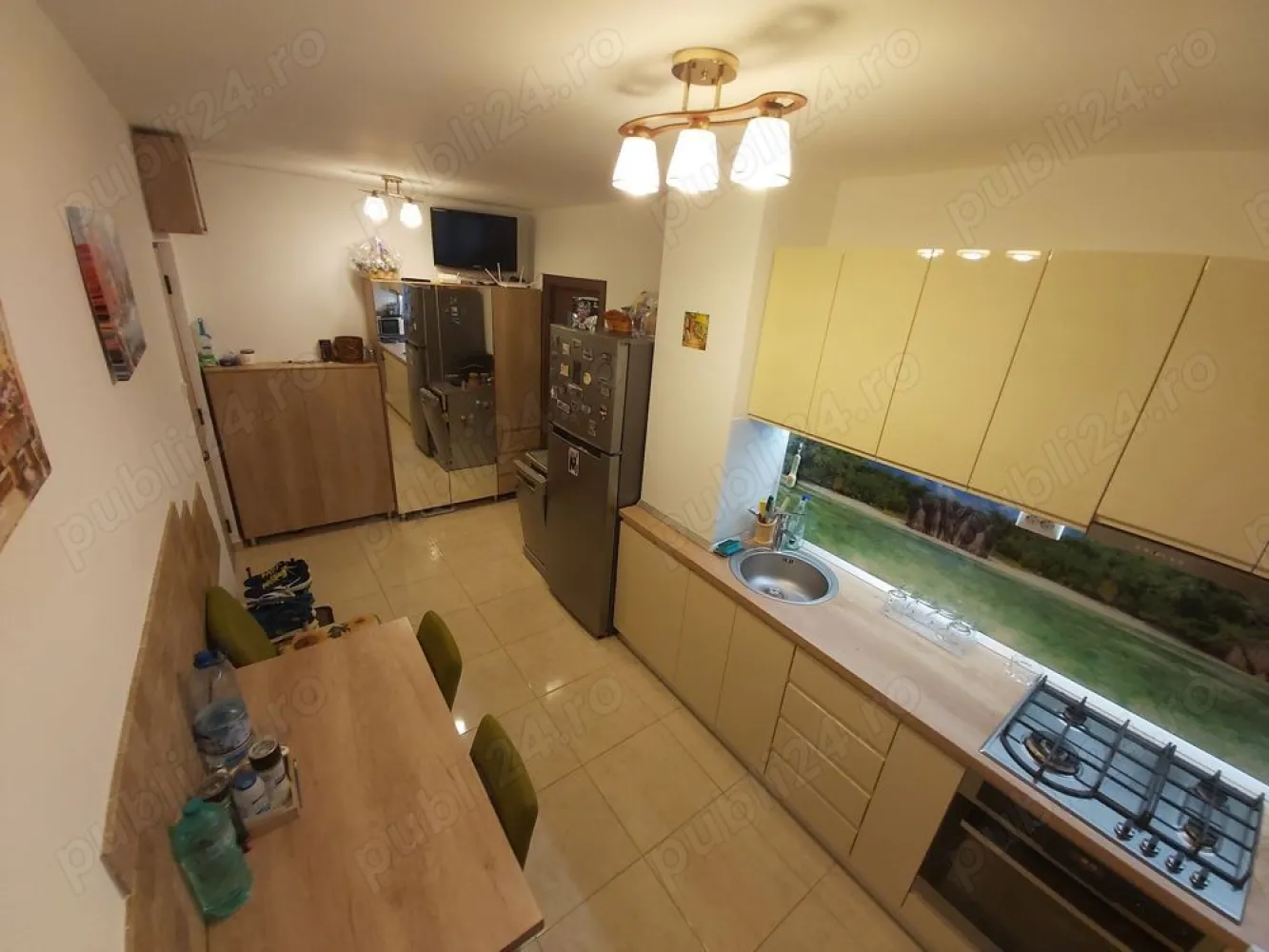 Apartament 4 camere sos Pantelimon - Proprietar, va propun spre achizitie un apartament cu 4 camere situat langa spitalul Sf. Pantelimon. Blocul este semi-stradal, reabilitat termic si detine loc de parcare ADP.
Apartamentul este renovat recent si este situat la etajul 2 dintr-un bloc cu 4 etaje. Are o suprafata 90 mp si este format din 4 camere, 2 grupuri sanitare, 1 balcon, 2 holuri si 1bucatarie. Apartamentul este dotat cu centrala termica pe gaz, tamplarie pvc Gealan 6 camere cu geam tripan, 2 aparate de aer conditionat (12000 btu), toaletele dotate cu bideu, instalatiile electrice si sanitare sunt schimbate (cupru). Apartamentul este foarte bine izolat termic si fonic si se vinde partial mobilat - utilat 
Accesul facil catre centrul capitalei (15 min), statie de metrou Costin Georgian, Mega Mall, parcul Morarilor, parcul Florilor, scoli si gradinita